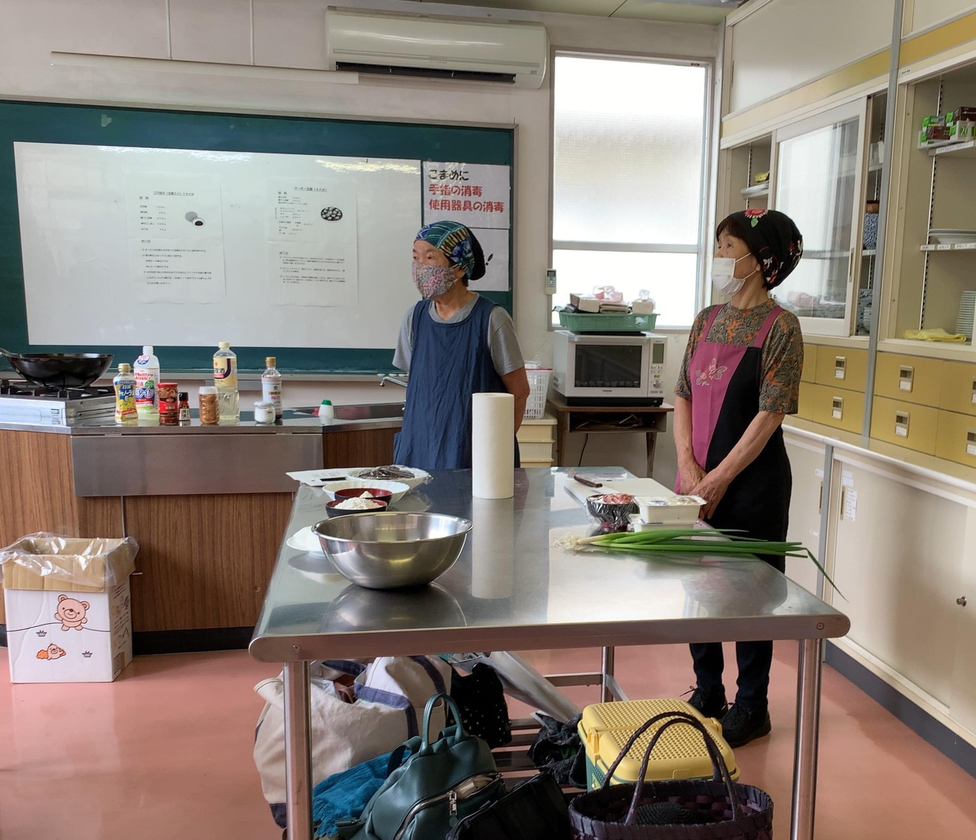 講師の渡辺洋子さんと助手の芦沢清子さん