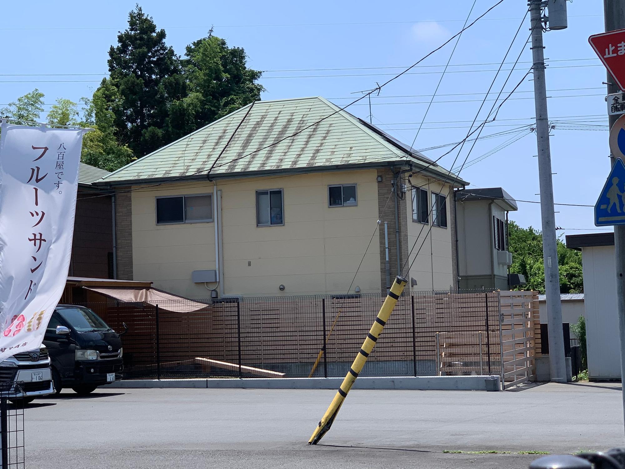 ヤギちゃんたちの小屋はお店の前の道を挟んだ駐車場側