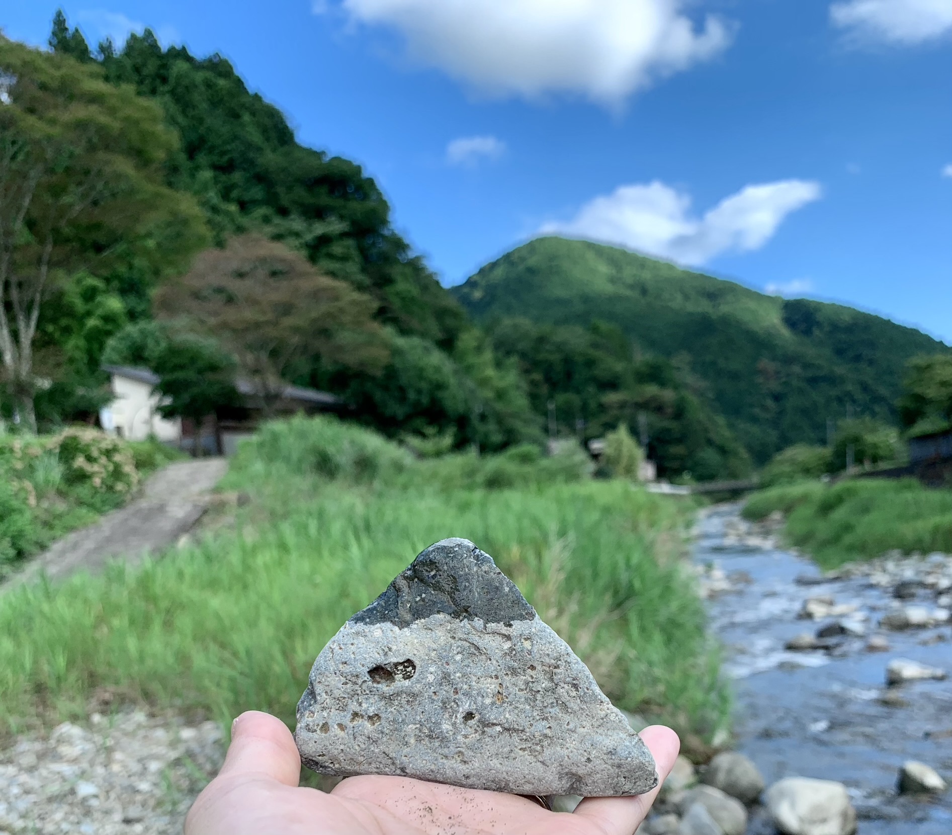 川で拾った石で手のひら富士山
