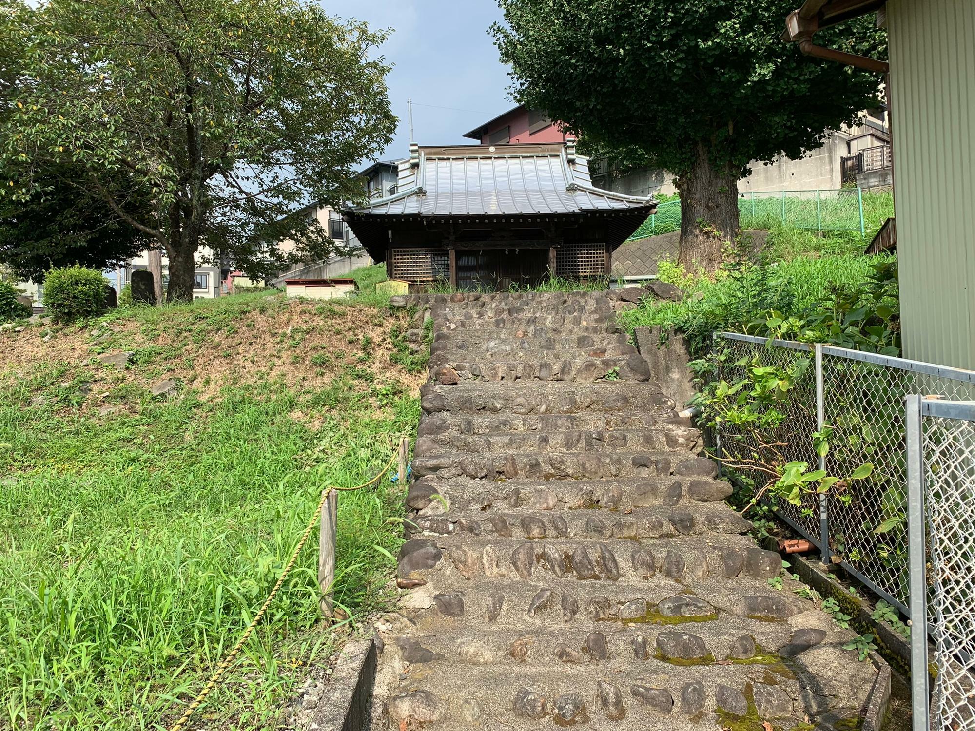 細い参道と階段