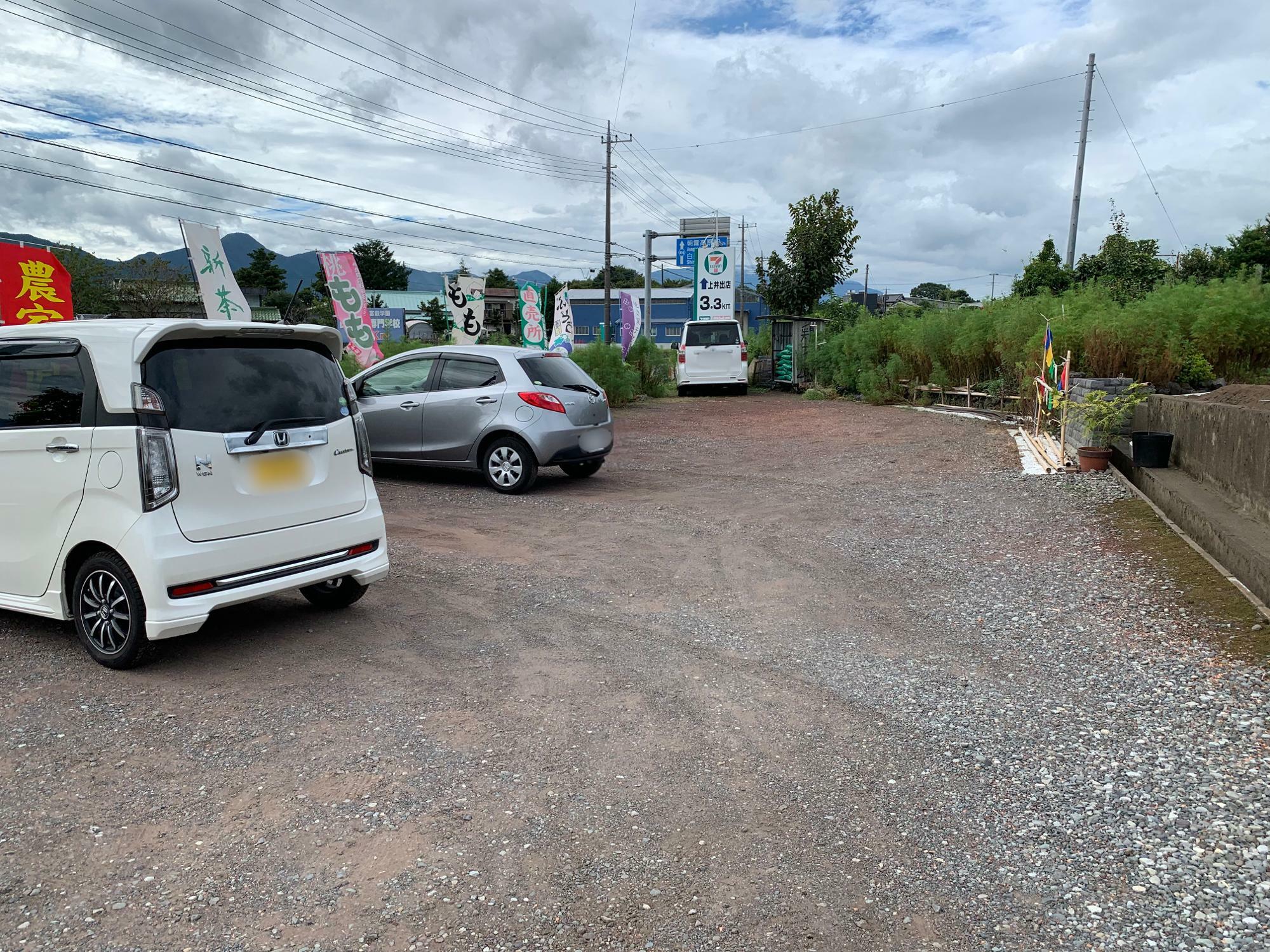 お店の向かいにある駐車場