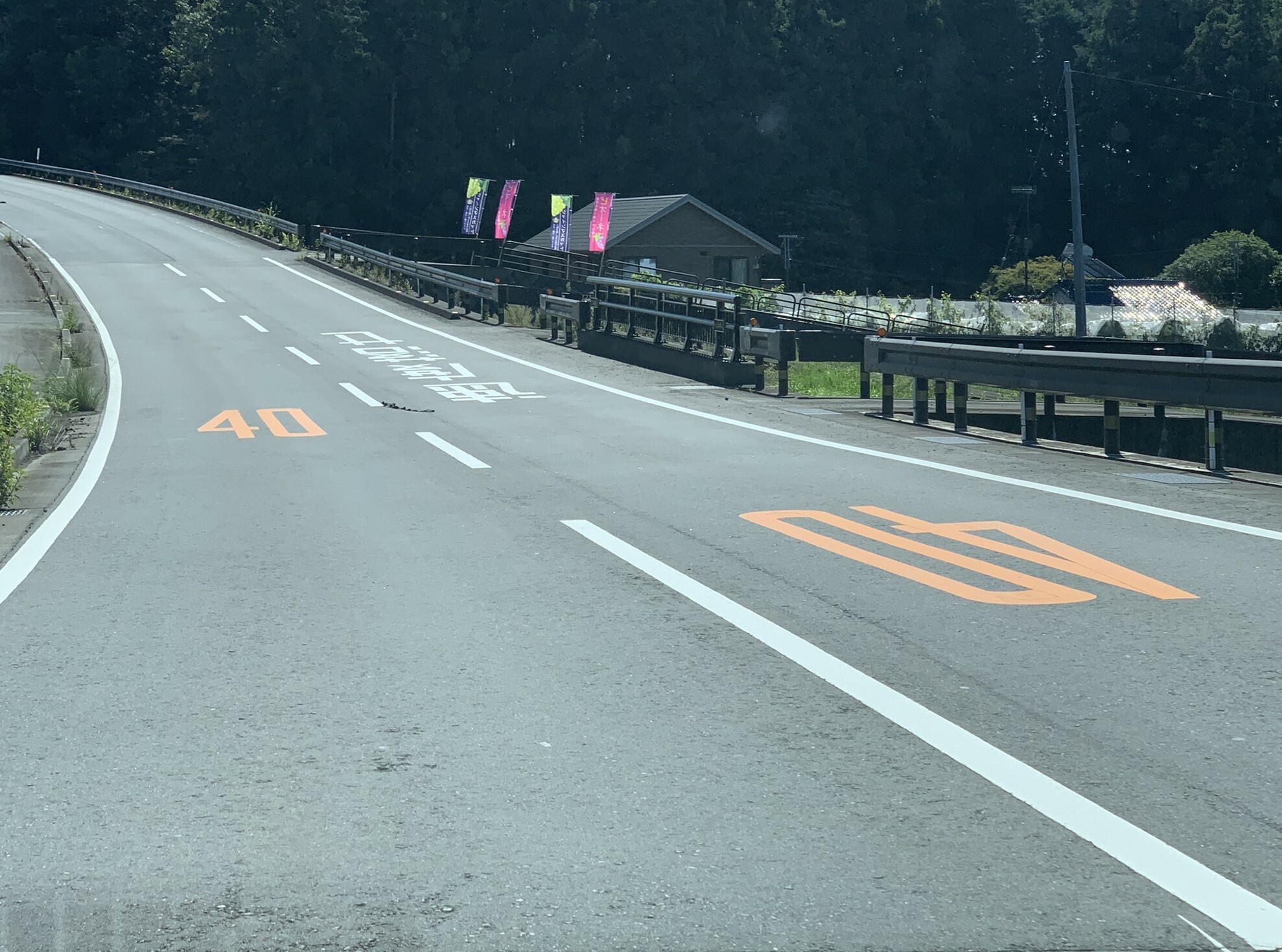 道路沿いにあるのぼりが目印