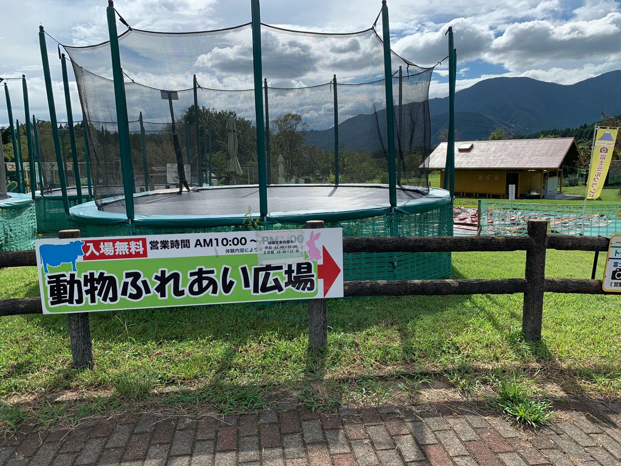 駐車場から少し下った見える場所に看板が出ています