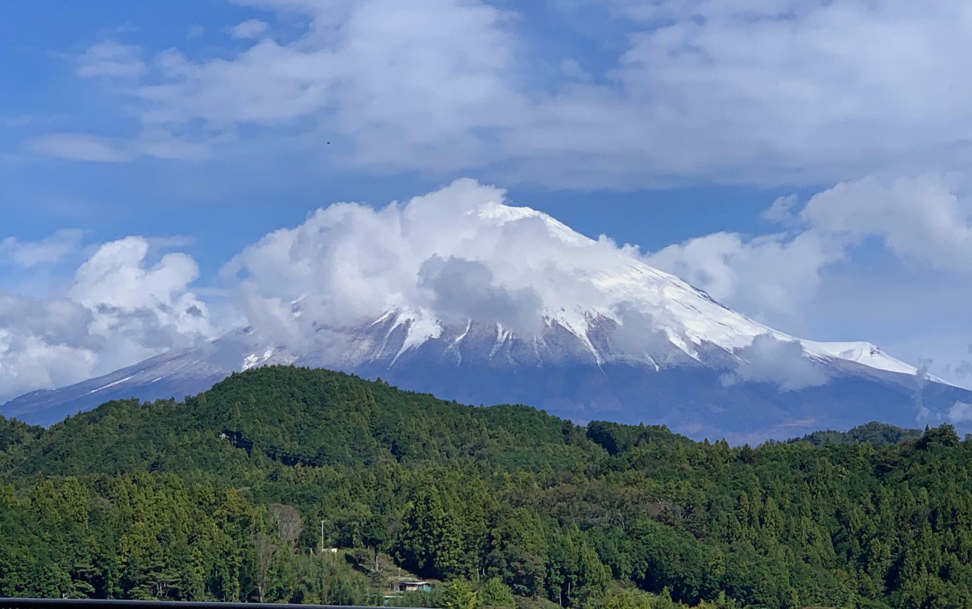 富士宮市】宝永山まで白く染まった富士山 雪景色の五合目と針葉樹林の紅葉が見られる七曲り駐車場（渡辺雅来） - エキスパート - Yahoo!ニュース