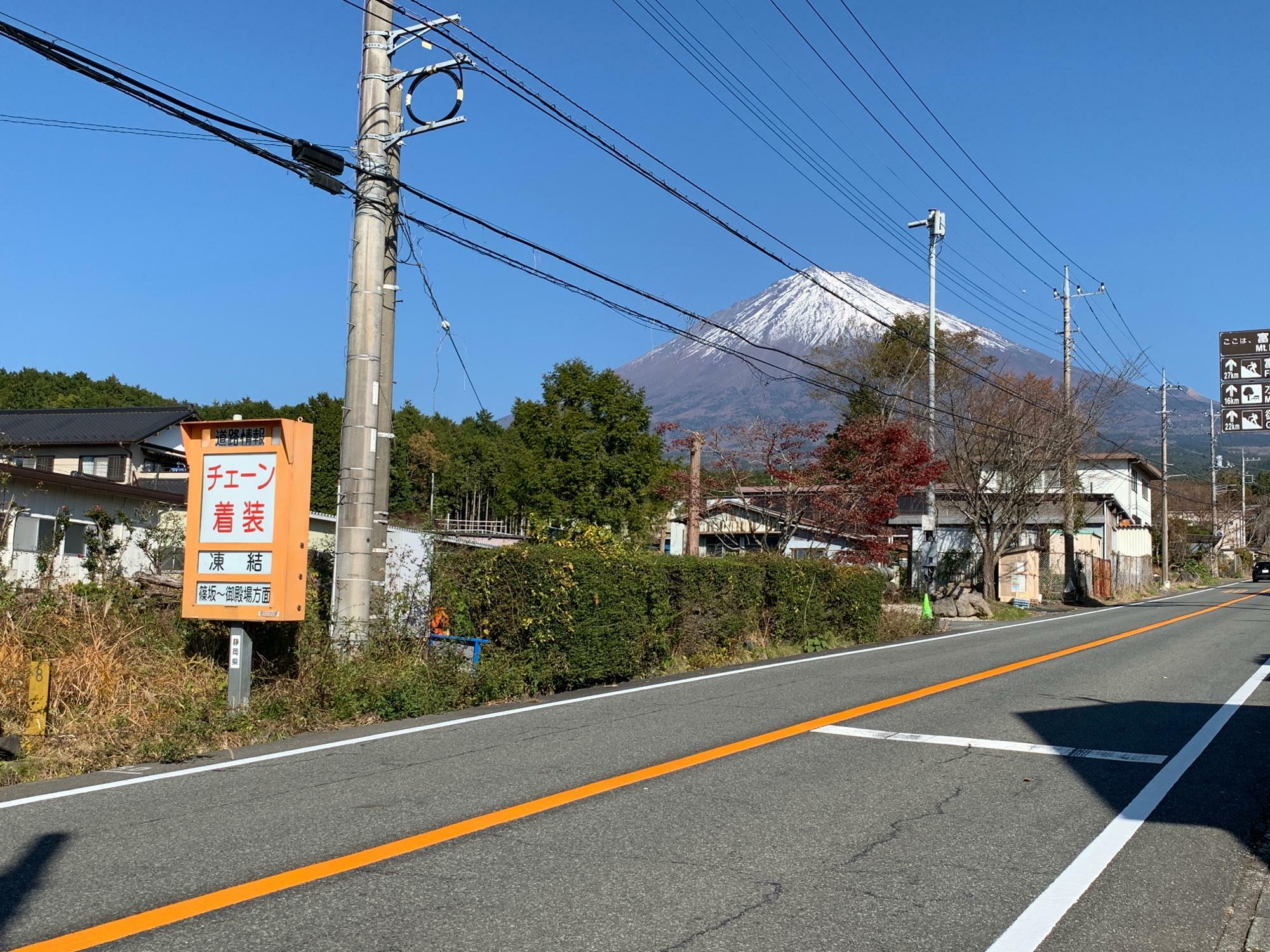 登山道篠坂の信号から約1分ほどです
