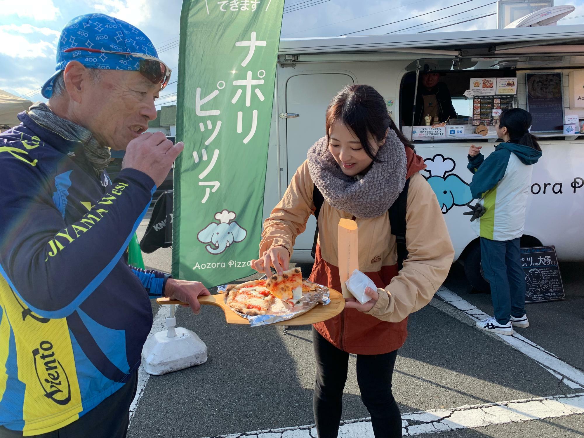ガイドの蜂須賀さんがピッツァを分けてくれました