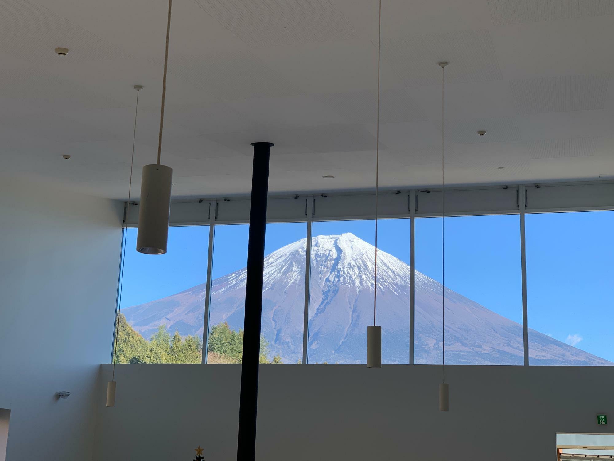 館内ラウンジからは富士山が見えます