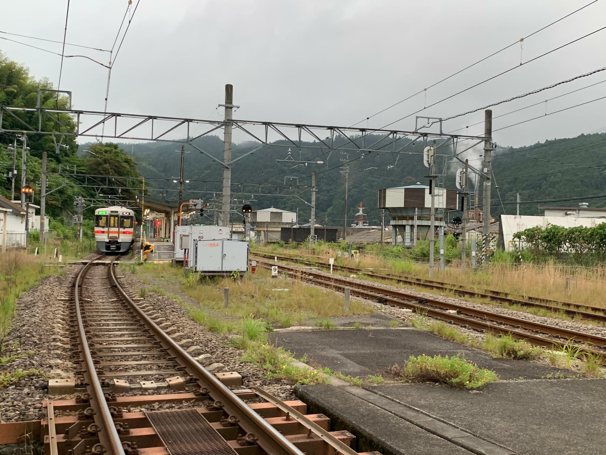 停車中は遮断機が上がっているので、こんな写真も撮れます