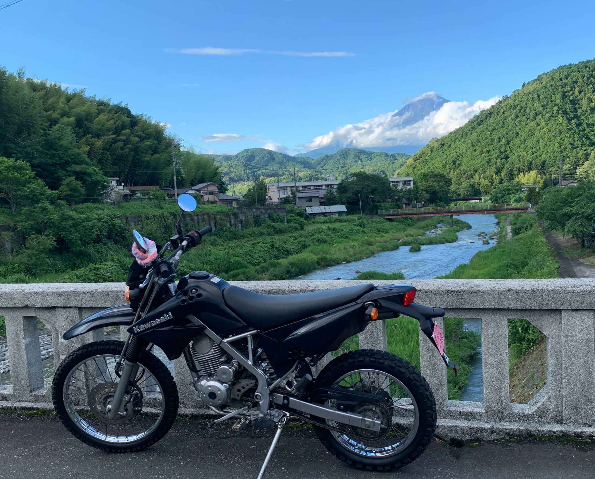 オフロードバイクスポーツのコースになる内房は富士山が望める