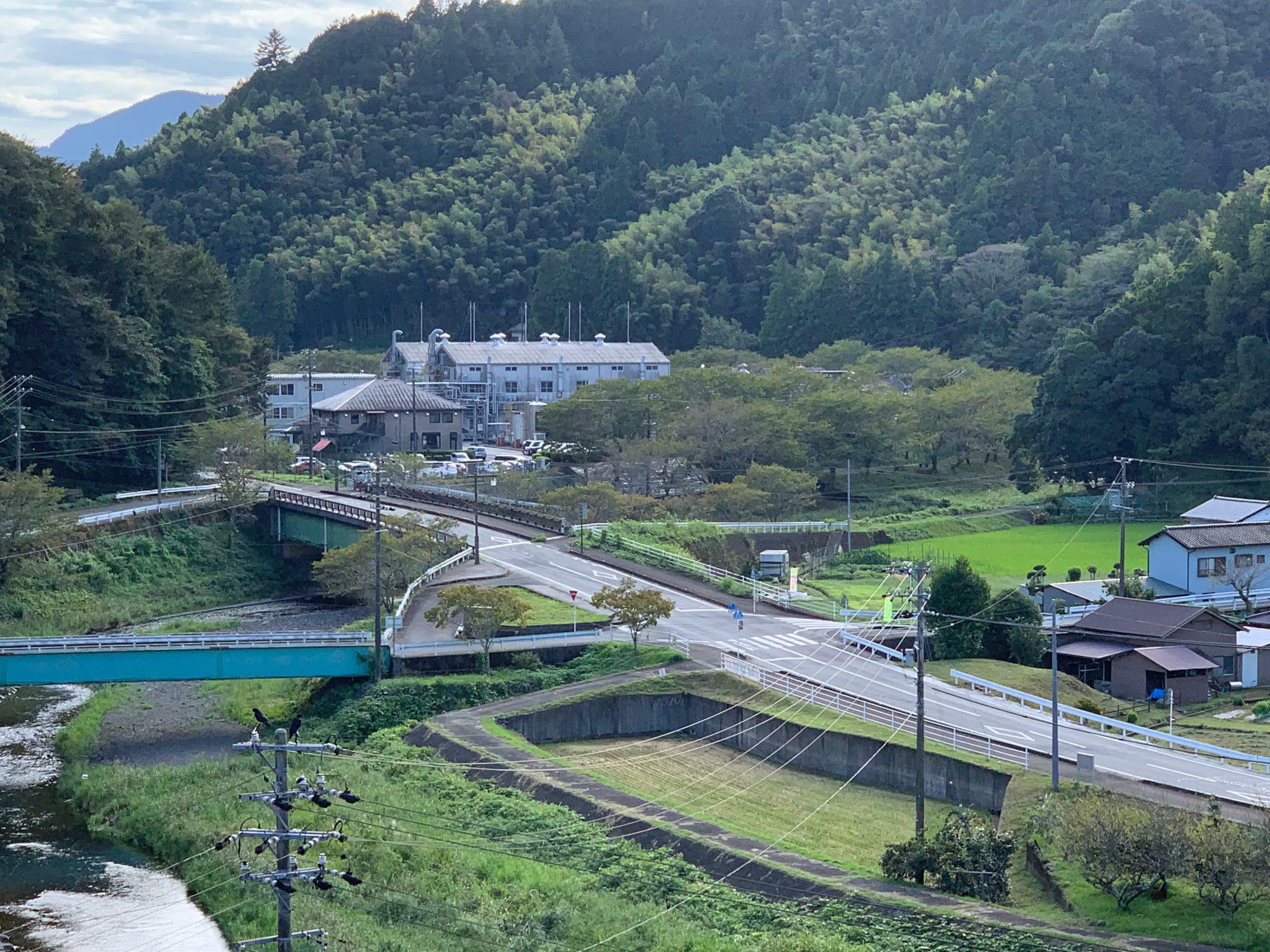 祥禅寺境内から見下ろした廻沢川と内房の景色