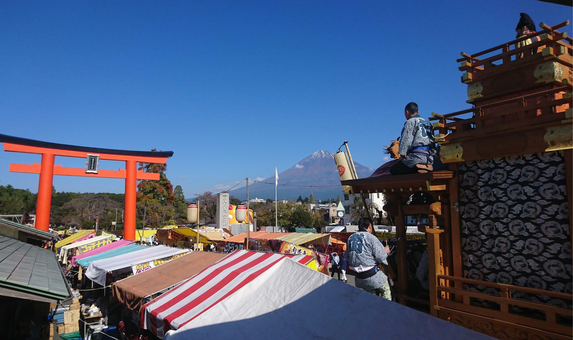 浅間大社の鳥居と富士山と山車（写真提供ゆういちろー君）