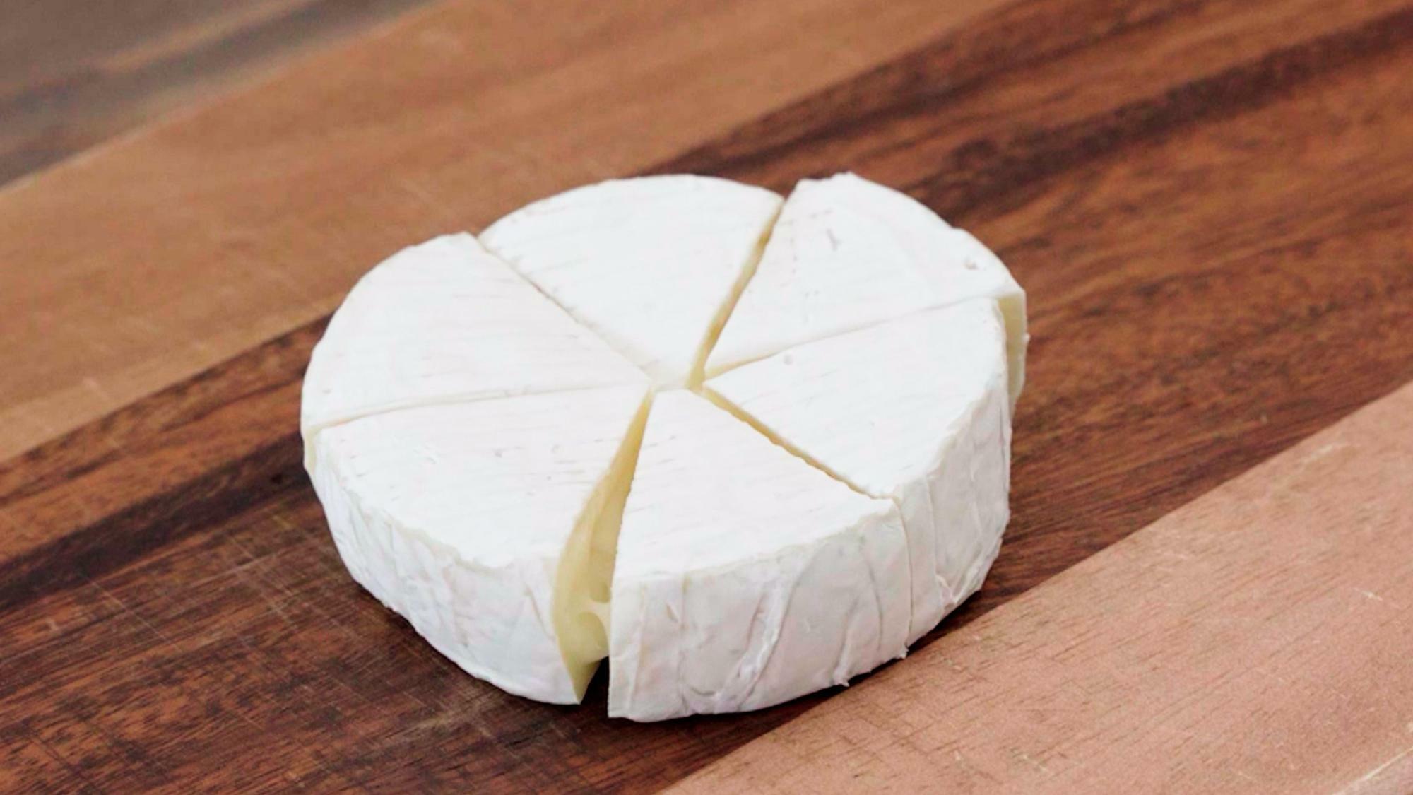 包丁を軽く濡らしてから切るとチーズがくっ付かず切りやすくなります
