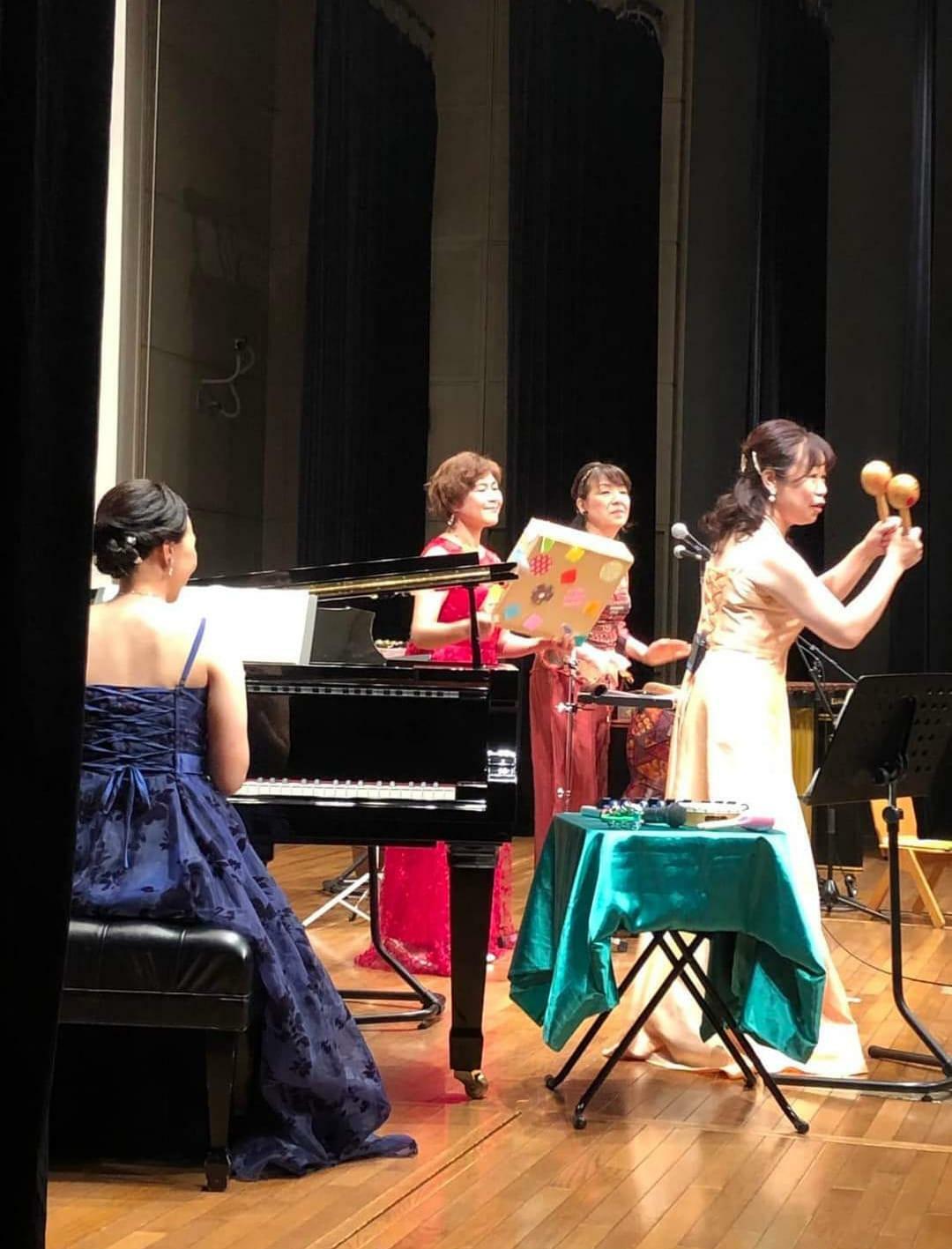 ホールで開かれたコンサートで、声楽の高橋典子さん（中央・赤いドレス）が美しい歌声を響かせました