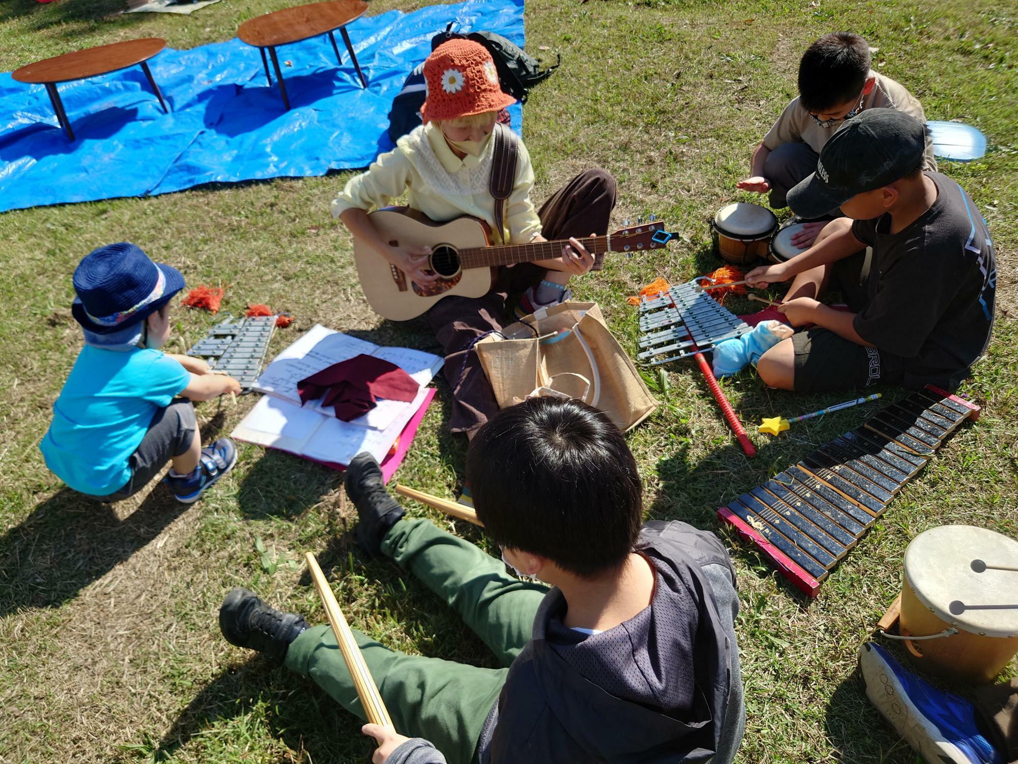 こちらはみなみ野にある「宇津貫緑地」で開催された時の様子。ギターを弾いている女性は、八王子在住のユーチューバー・Üka（うか）ちゃんです