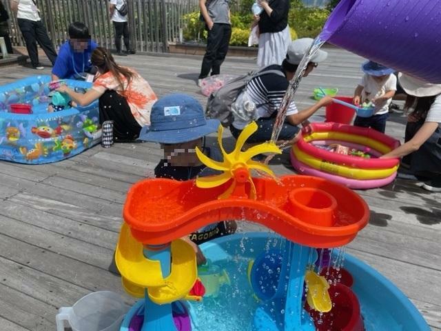 暑い日、おもちゃをたくさん使った水遊びは最高！(八王子市「青空ひろばCARAVAN」公式サイトより転載）