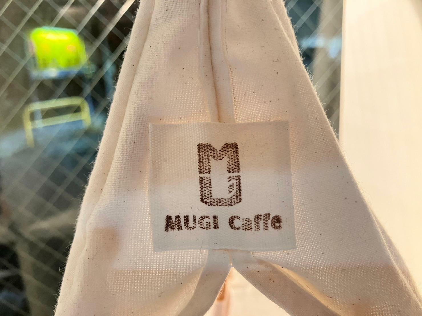 「MUGI Caffe」のロゴがプリントされています。店主さんのご友人のクリエイティブが至る所に！