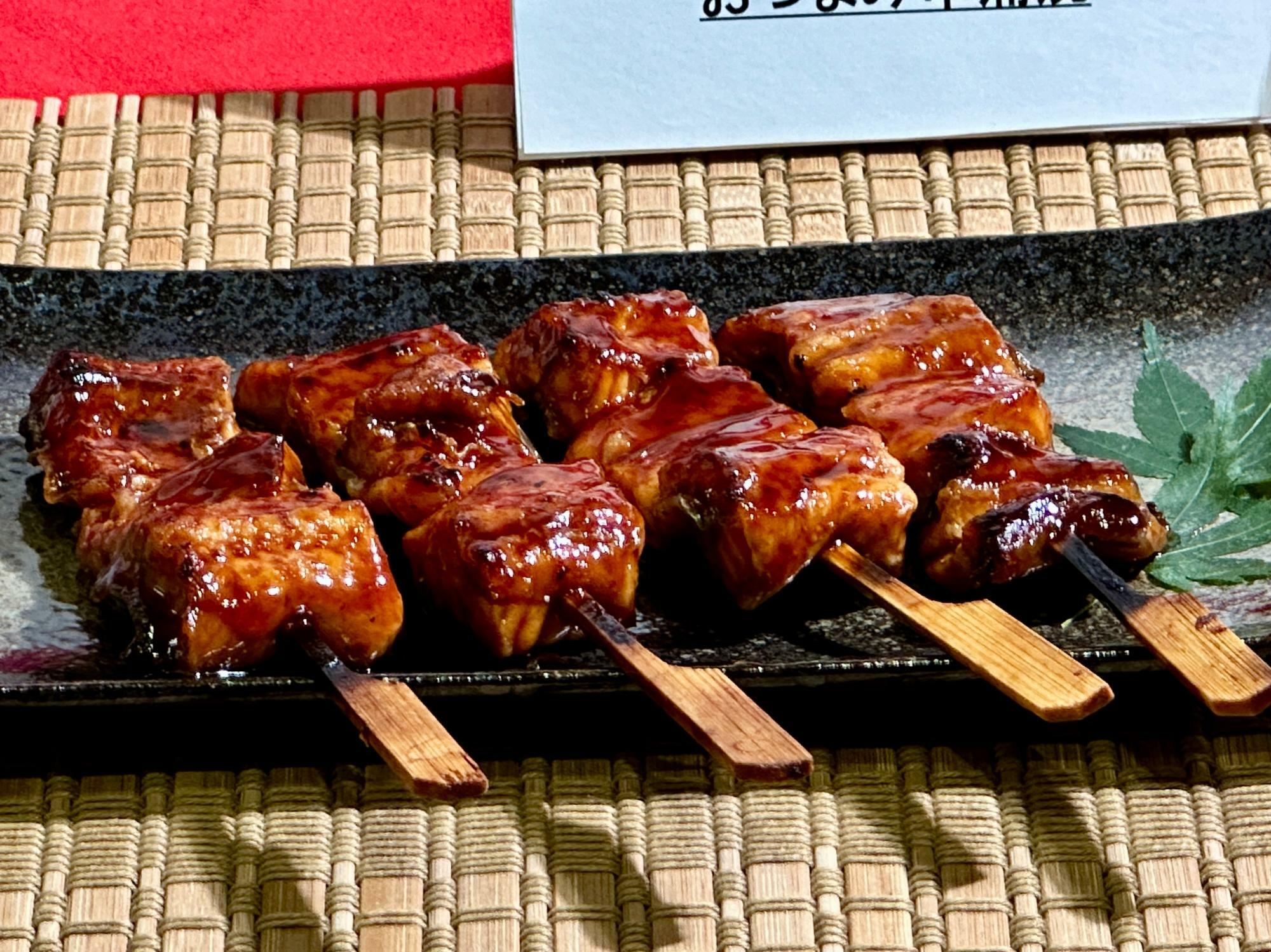 うなぎの串焼き。鶏肉ではなうなぎを使用