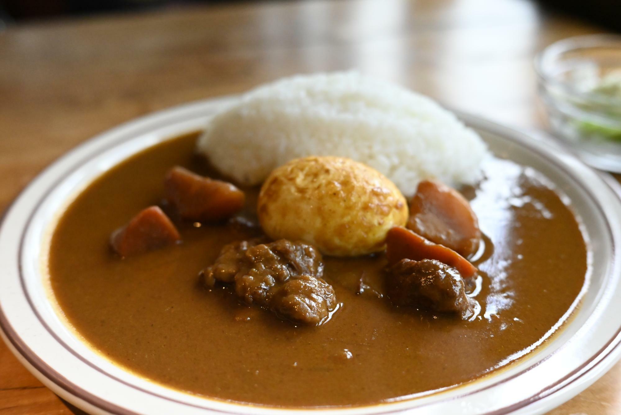 Cセットカレー（カレー・サラダ・素揚げ卵）税込1,100円