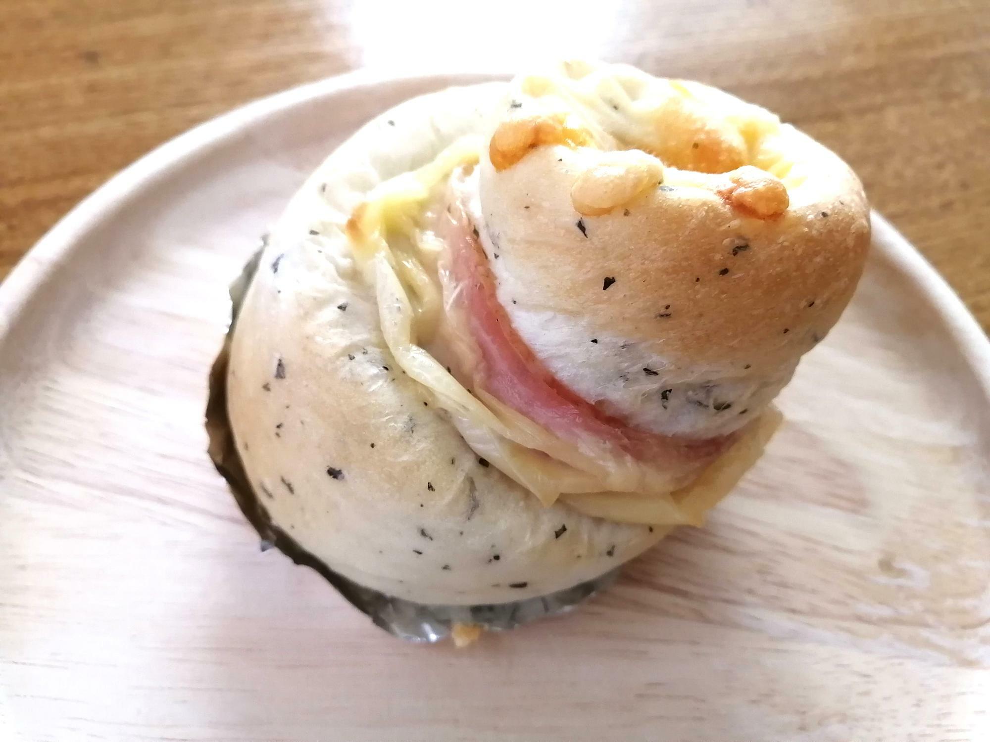 「バジル風味チーズベーコン」（税込み160円）