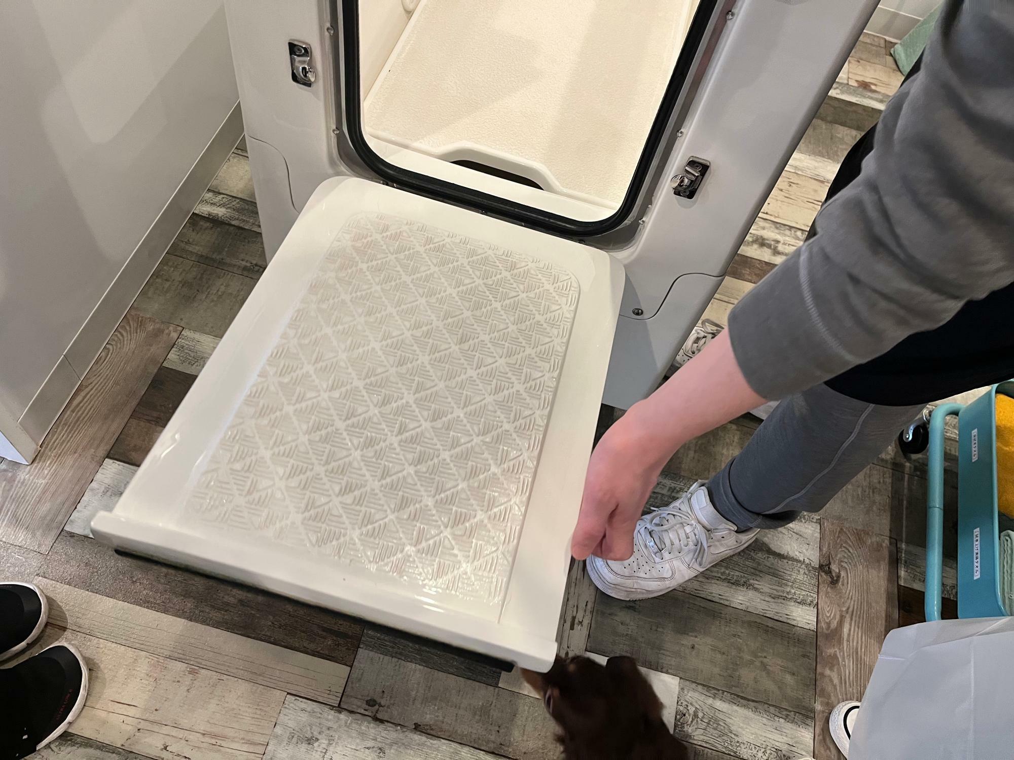 小型犬の場合は一枚板を敷いて、お湯をはるのに底上げします