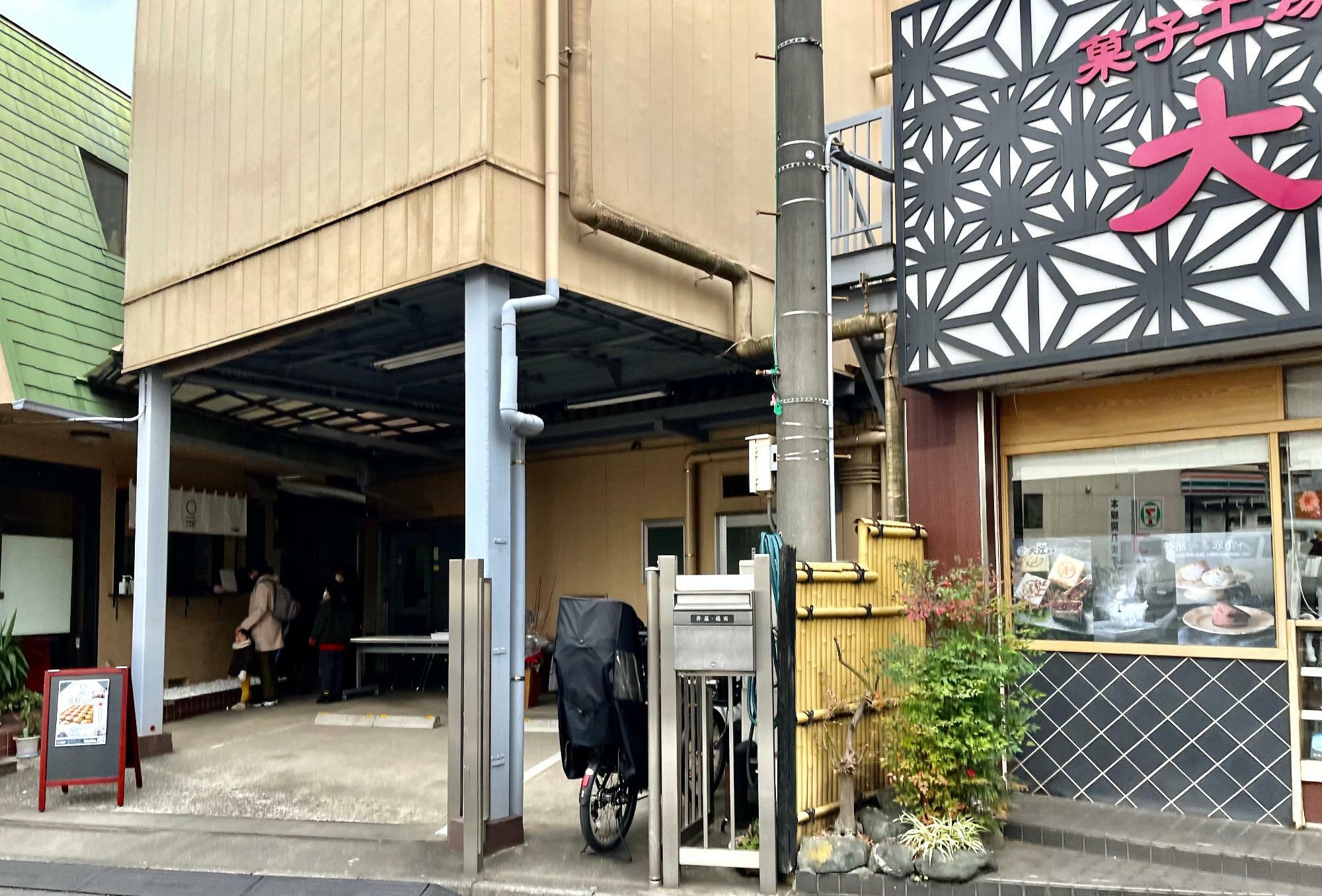 大江戸本店裏のOOEDO  LABO.（写真左側奥）