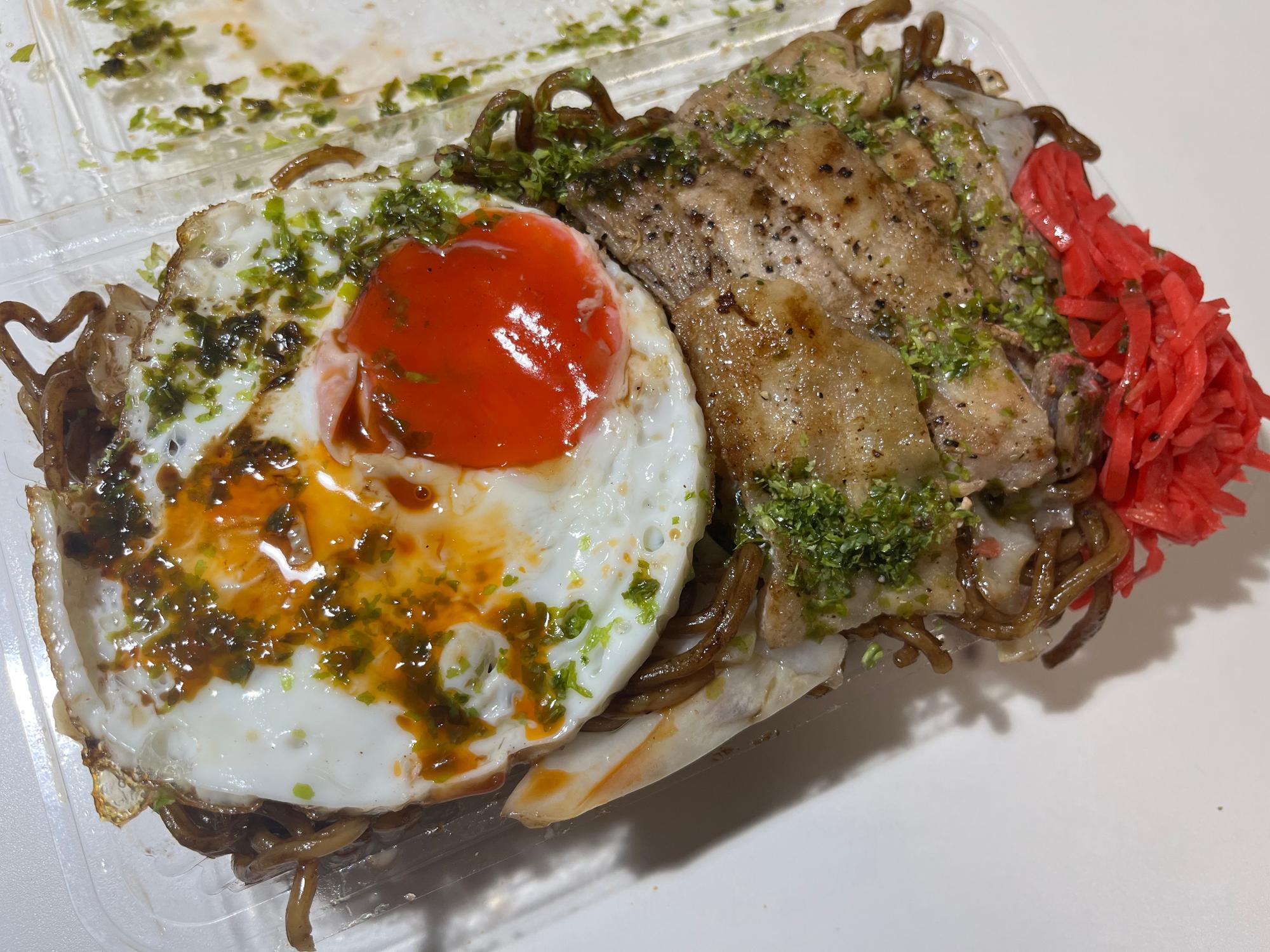 どどーん!パックからあふれるやきそば全部盛りの迫力!