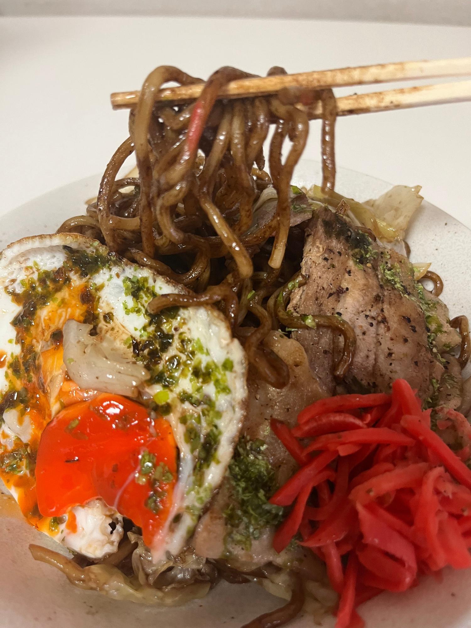 濃厚なソースがもちもちの麺にからんで美味しい!