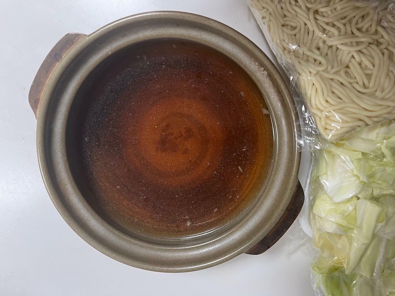 鍋に九州醤油のスープを入れた状態