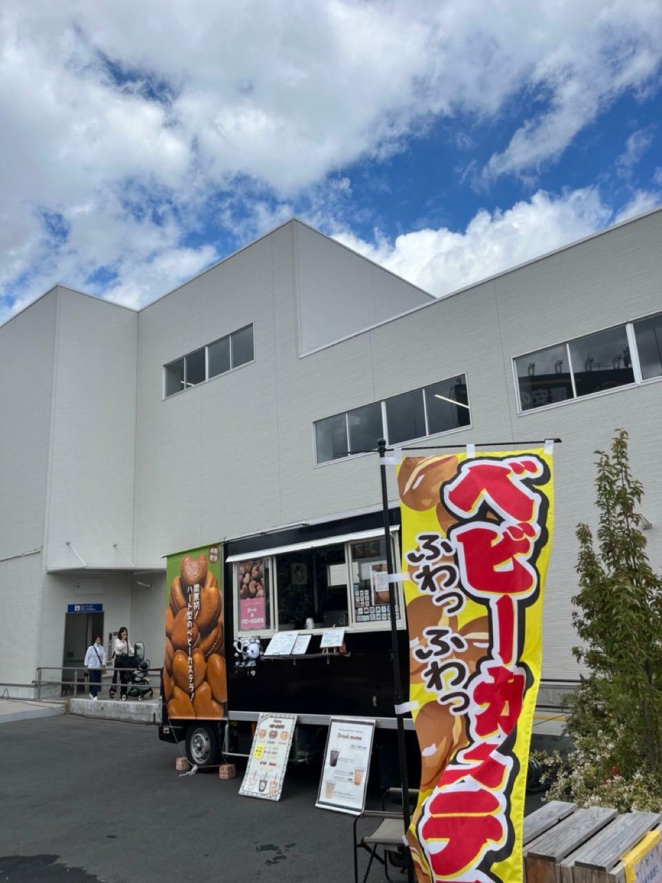 西新井駅西口ロータリー前の広場で（写真は9月に撮影したものです）