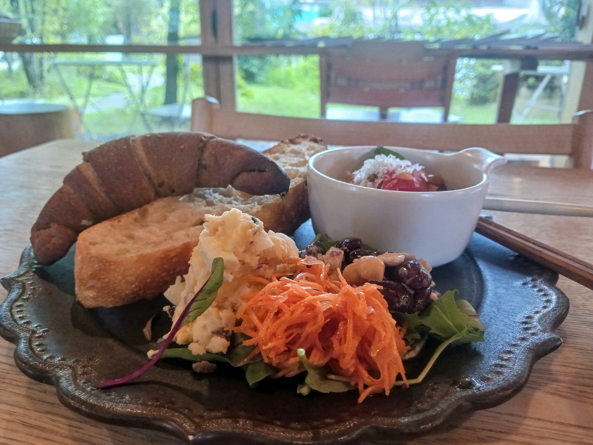 夏野菜のポトフとお食事パンのプレート