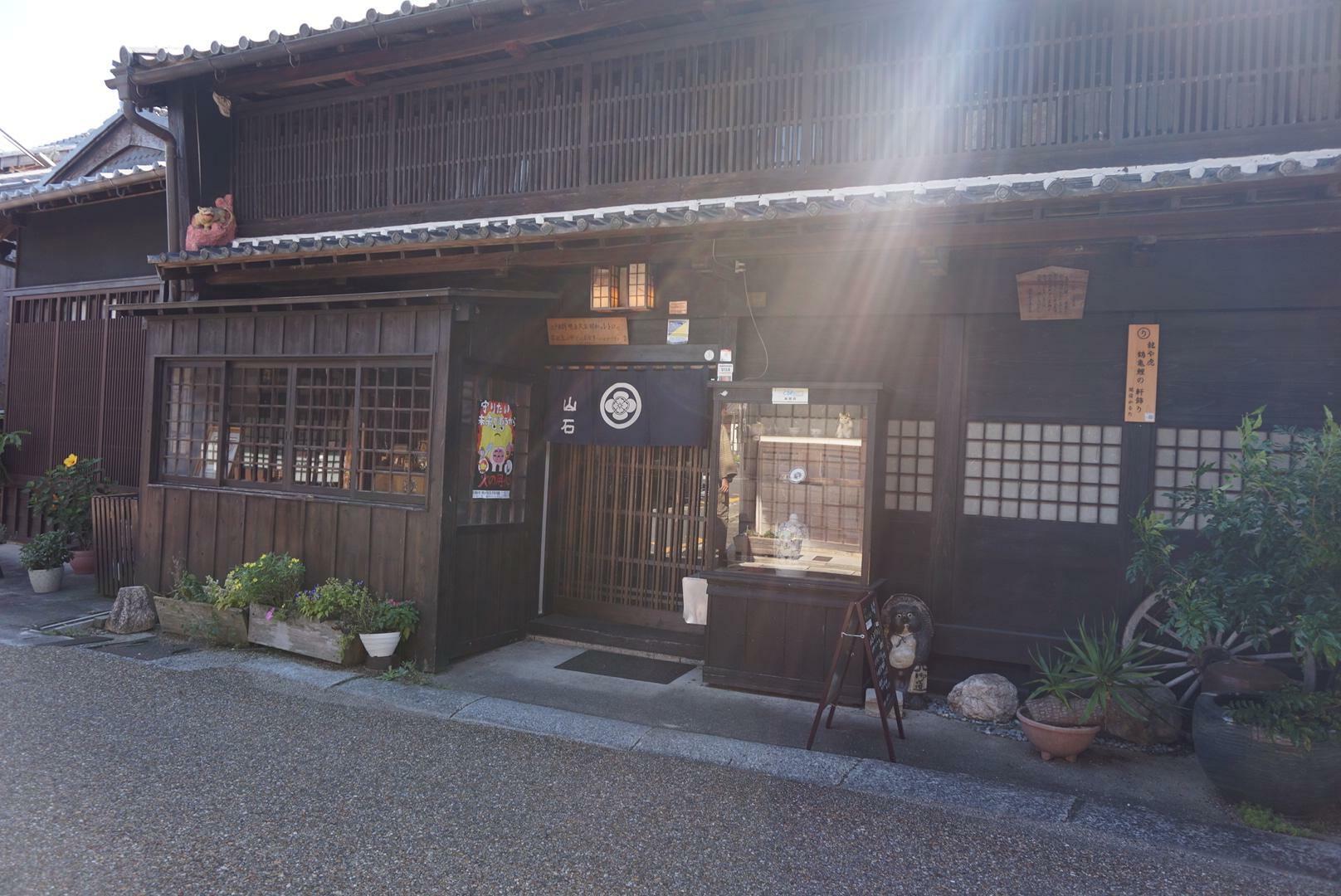 わらじかつで有名な「ダイニング　山石」