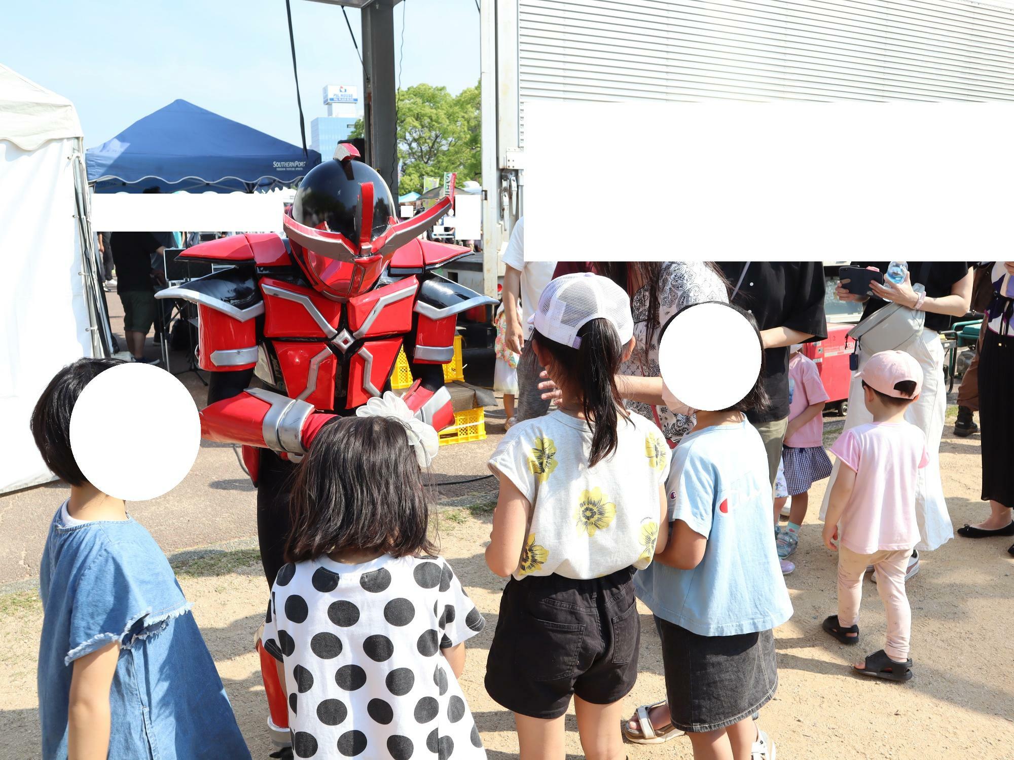 2022年5月22日に徳島市で開催された第1回「四国うまいもん祭」で子供たちに囲まれる保育士ヒーローブレイク。