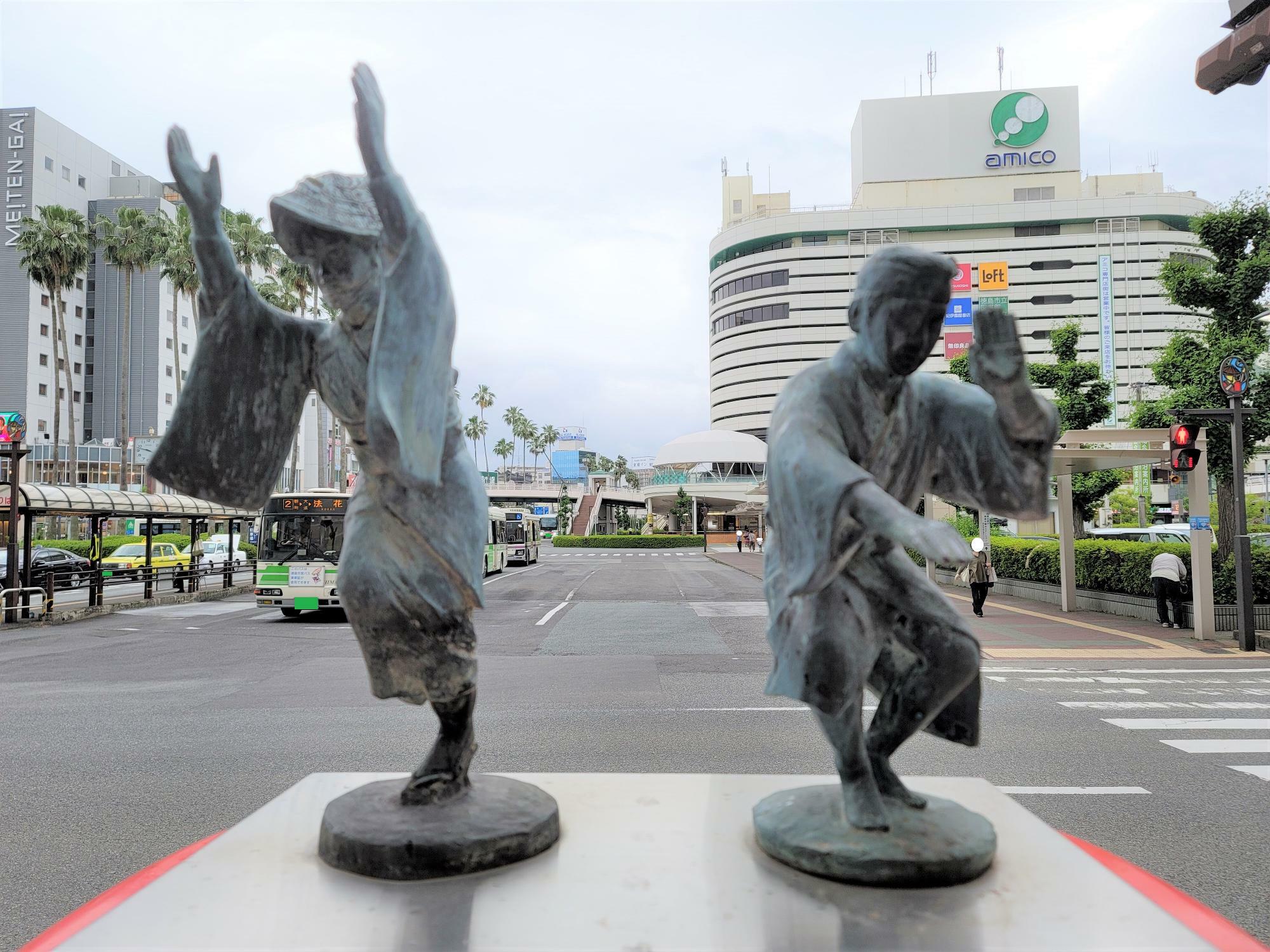 ※阿波おどりを踊る像。徳島駅前にて。