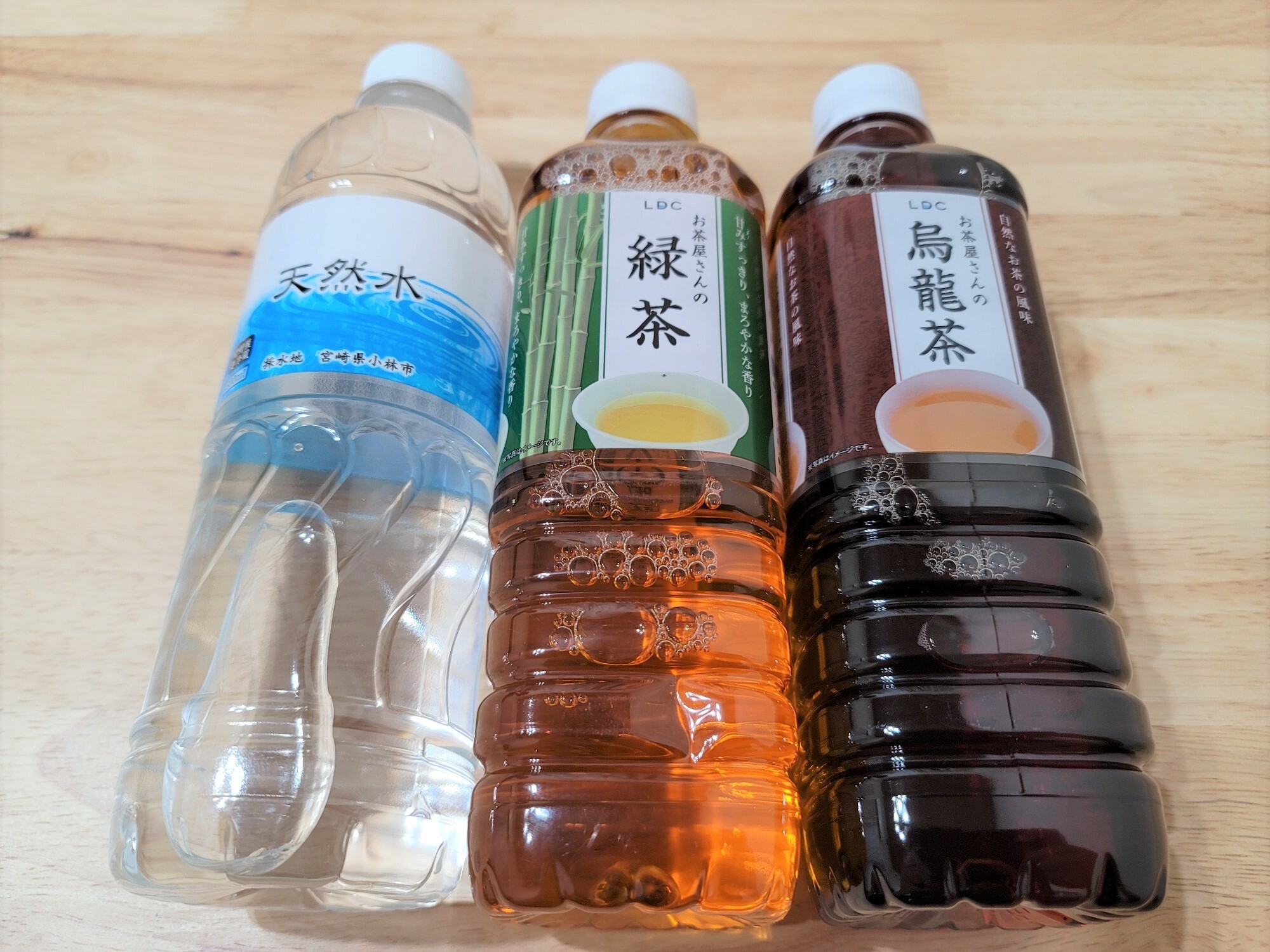 左から「天然水」40円、「緑茶」50円、「ウーロン茶」39円。いずれも500ml