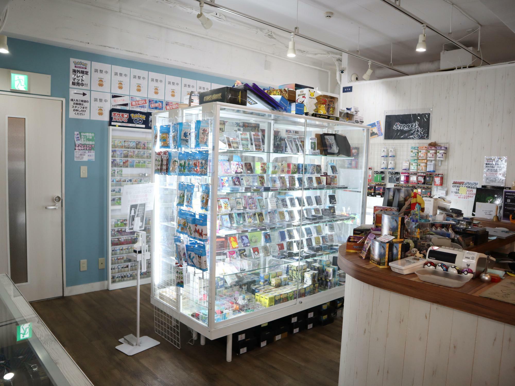 「BAR　UNKNOWN　trading card shop」店内に並ぶポケモンを中心としたグッズ。