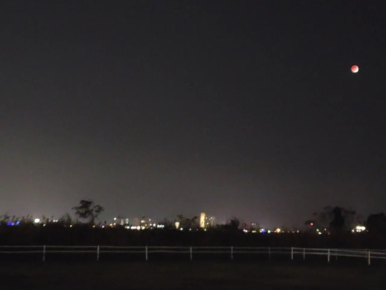 徳島市内にある河川敷から見た夜間風景。2021年11月19日の「部分月食」のときに撮影したもの。