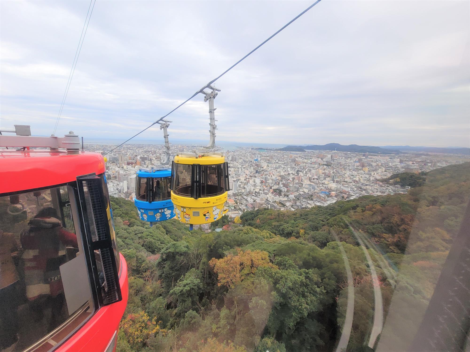 乗車中のロープウェイからは、徳島の町並みが楽しめる