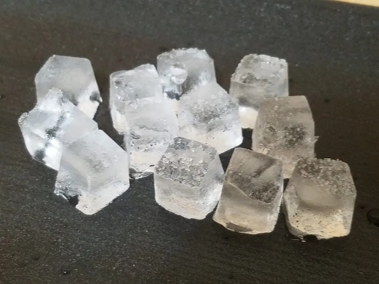 町田房蔵は「あいすくりん」の製造に氷と塩を使用したとか。※写真は氷のイメージであり、本文とは関係ありません。