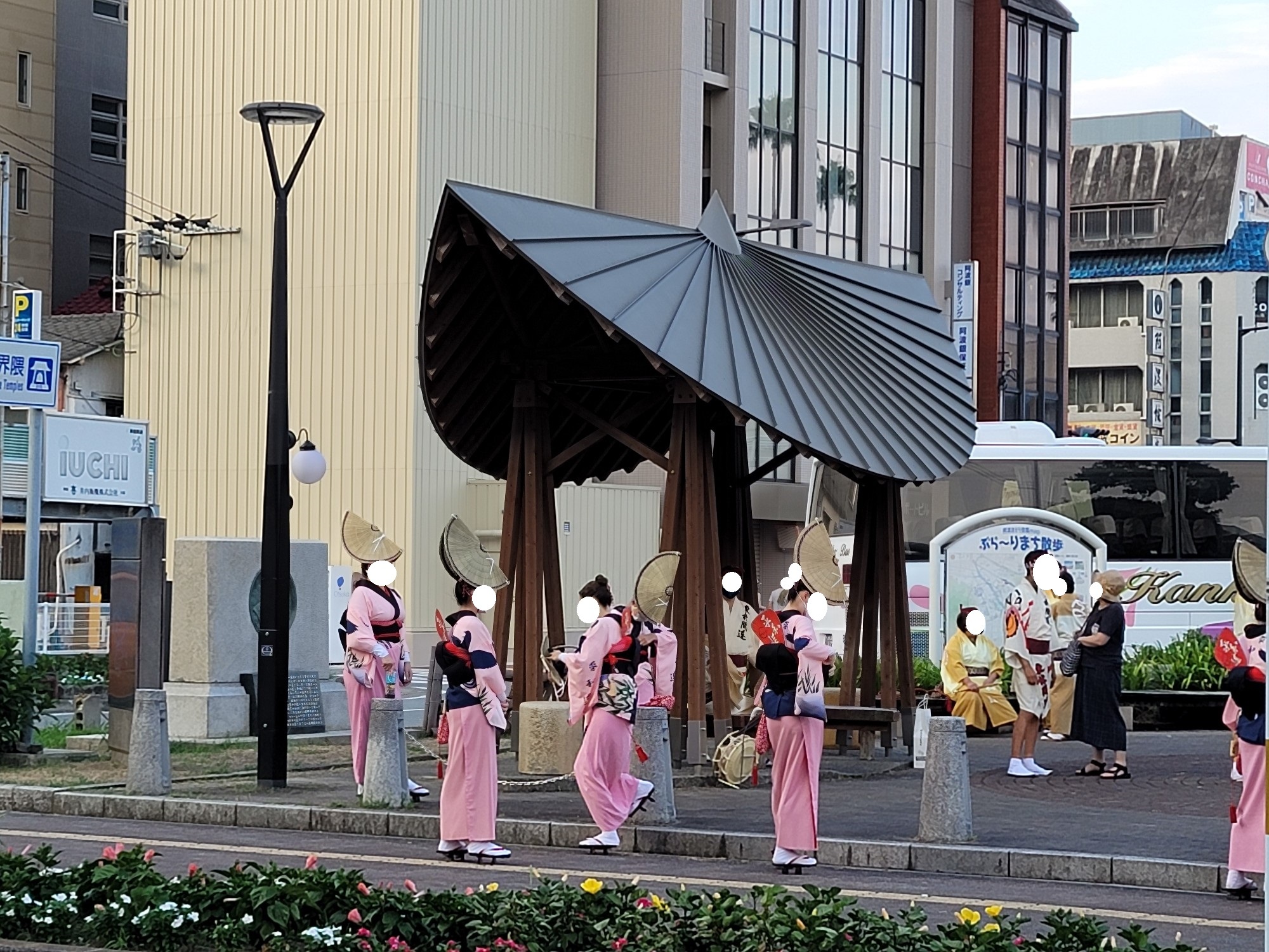 踊りの時間まで待機する阿波おどりの踊り子さんたち。※写真は過去のものです。