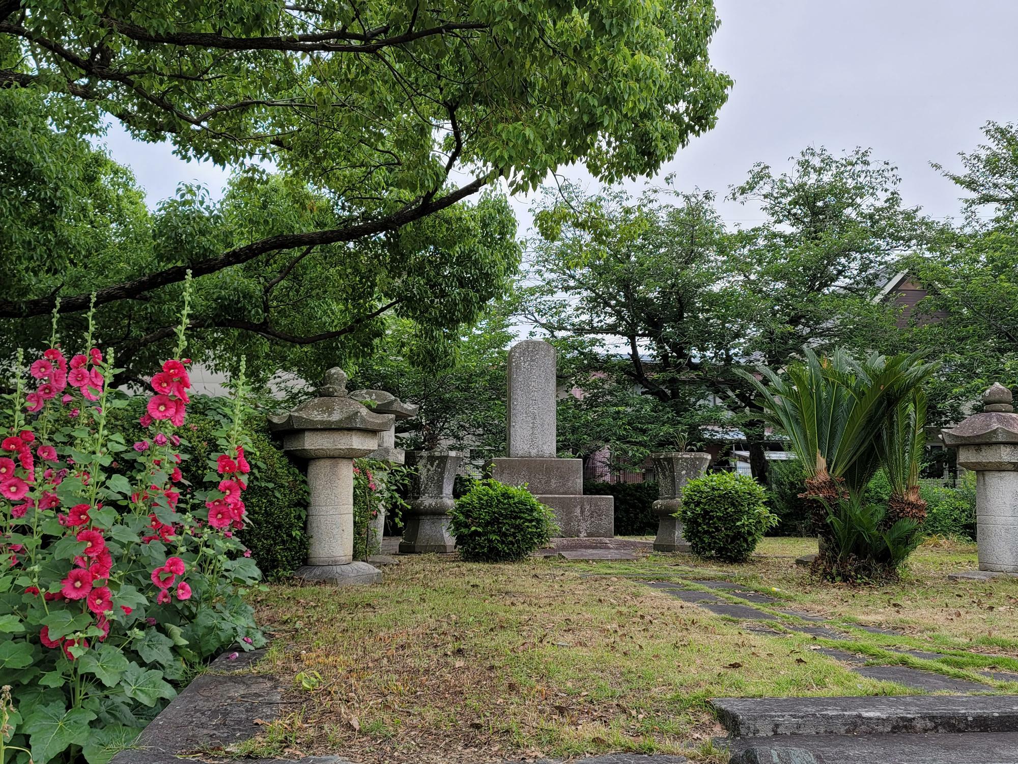 蜂須賀家歴代藩主の墓。※写真は過去のものです。