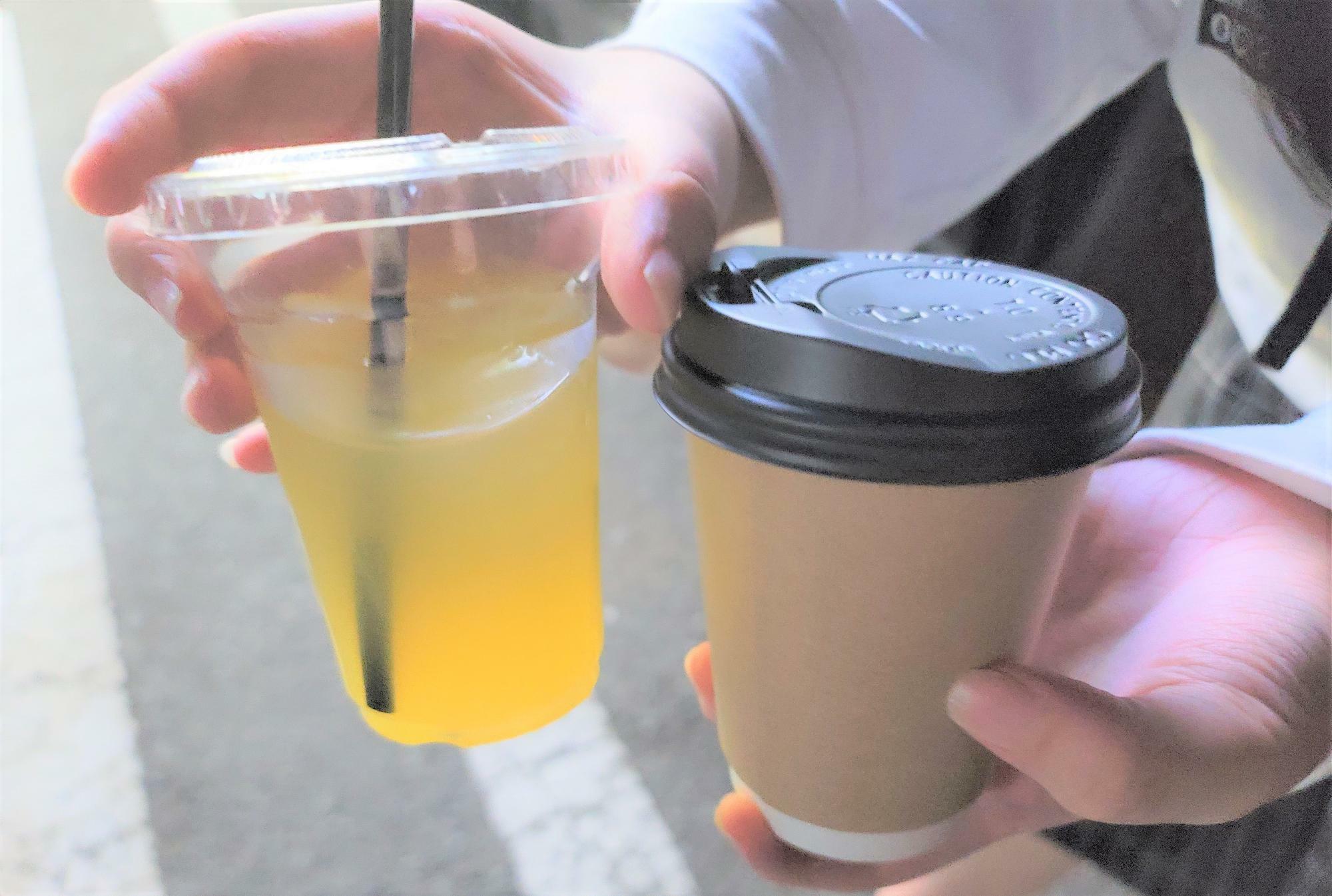 無料のドリンク。オレンジジュース左）、ホットコーヒー（右）。
