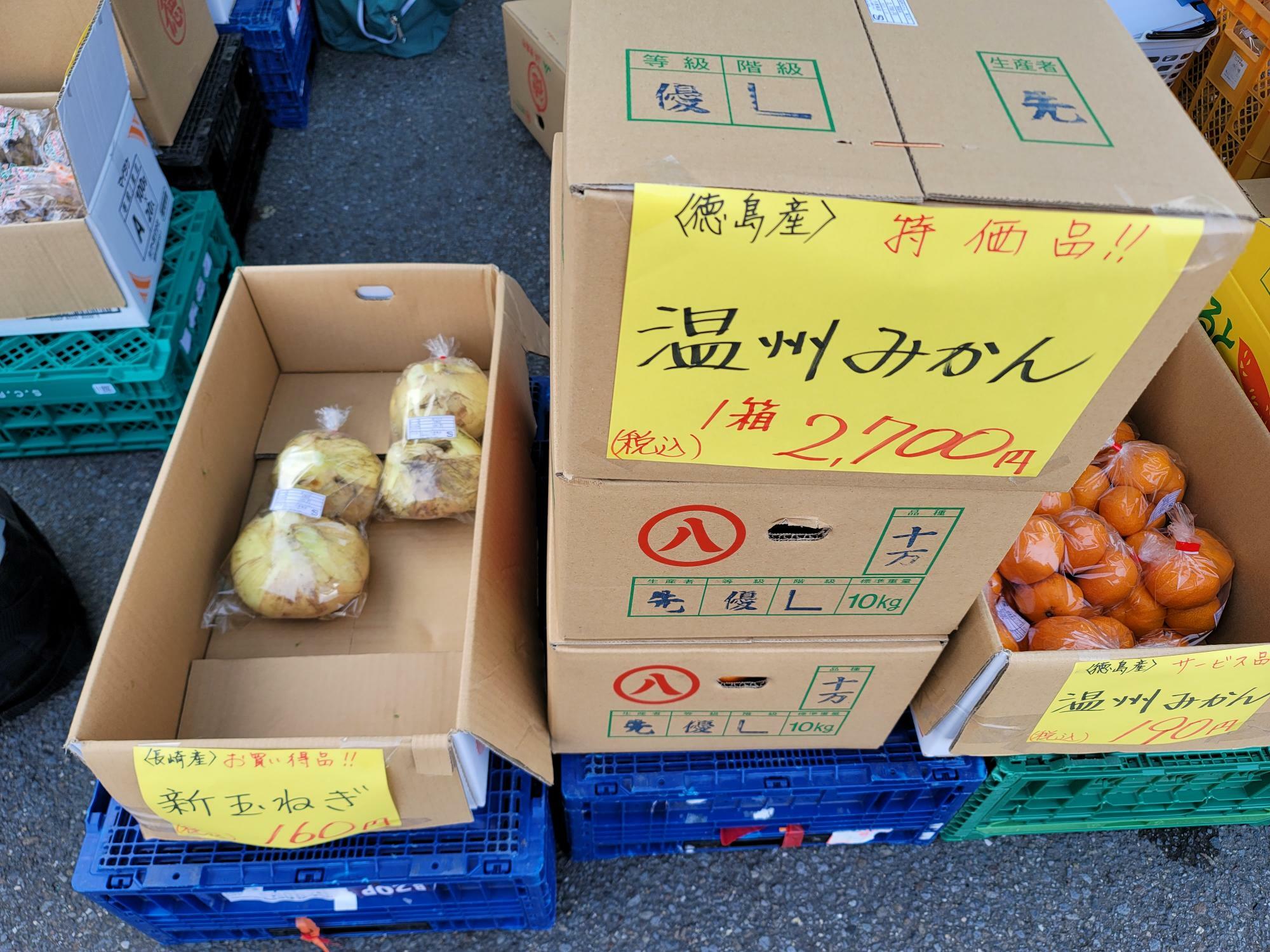 出店中の「まごころ青果店」で販売されていた野菜や果物。