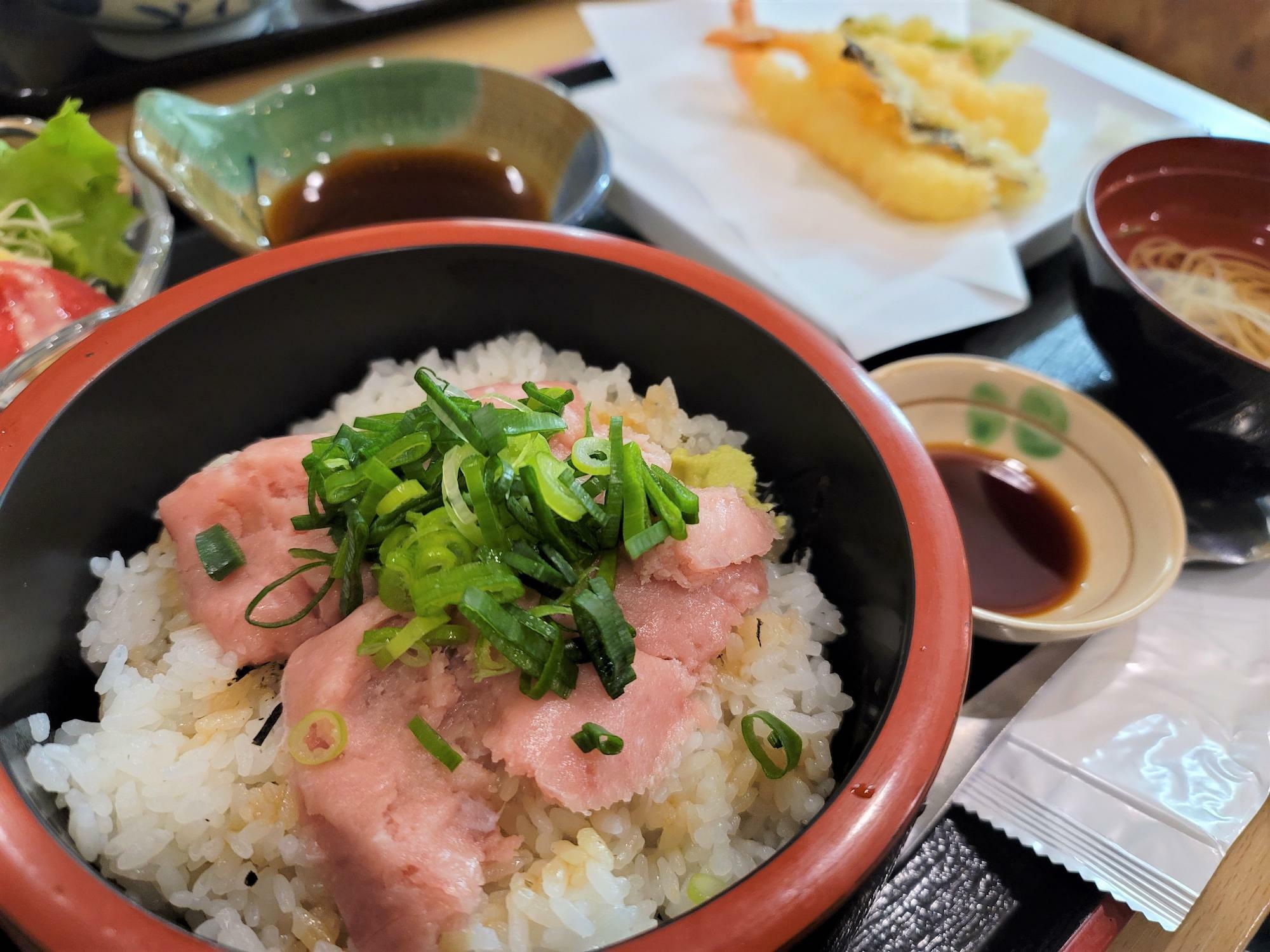 天ぷらも海鮮も楽しめる、「ネギトロ定食（850円）」。