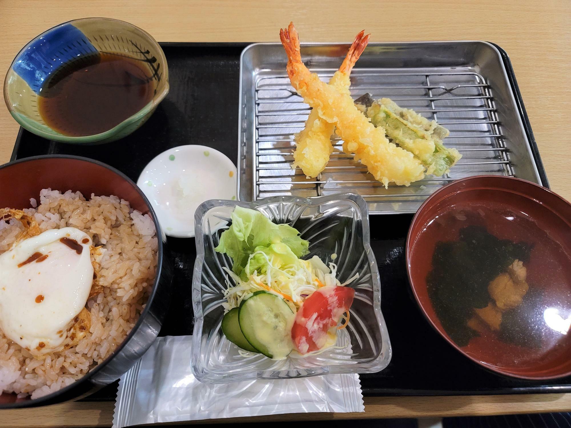 「特上天ぷら定食（1,100円）」。天ぷらはまだすべてそろっていない状態。