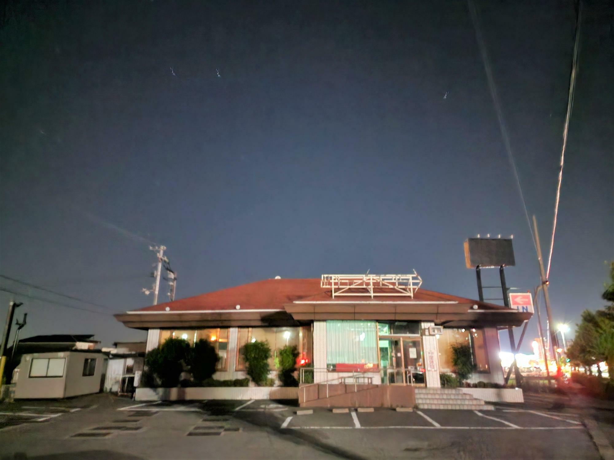 2023年4月30日に閉店した「餃子の王将 徳島川内店」の店舗外観。看板などもなくなり、寂しい状態になっていた。