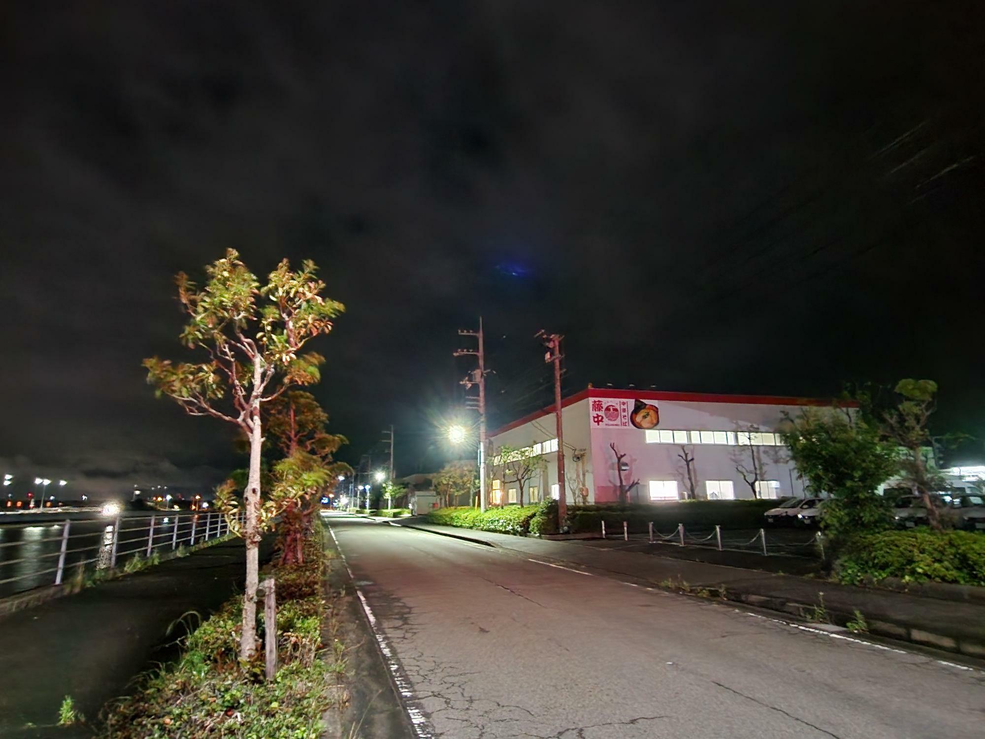 「藤中 徳島本店」店舗外観と周辺環境。