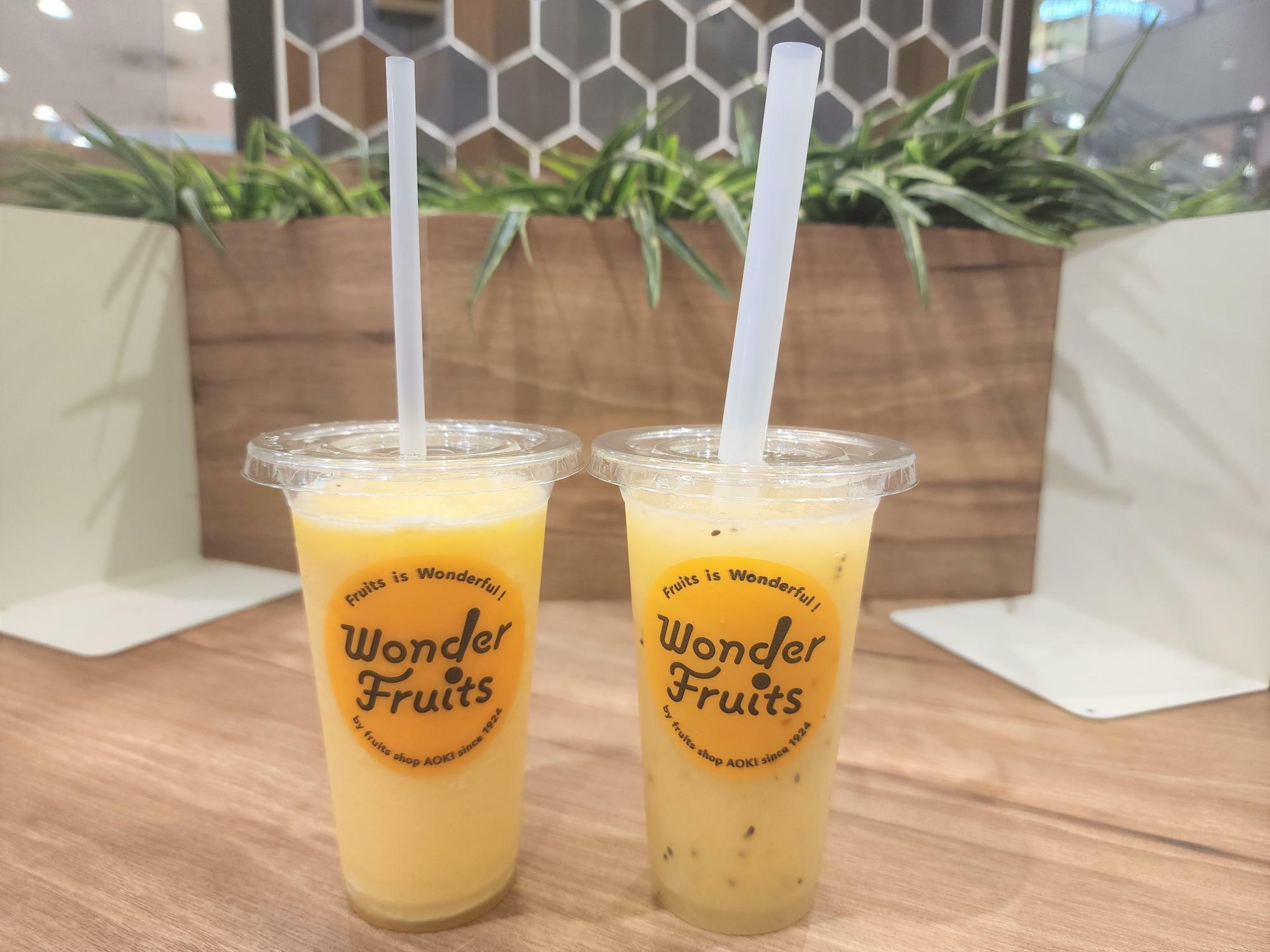 2023年5月31日（水）に閉店予定の「Wonder Fruits イオンモール徳島店」で購入したドリンク。左がパイナップルで、右がゴールドキウイ。