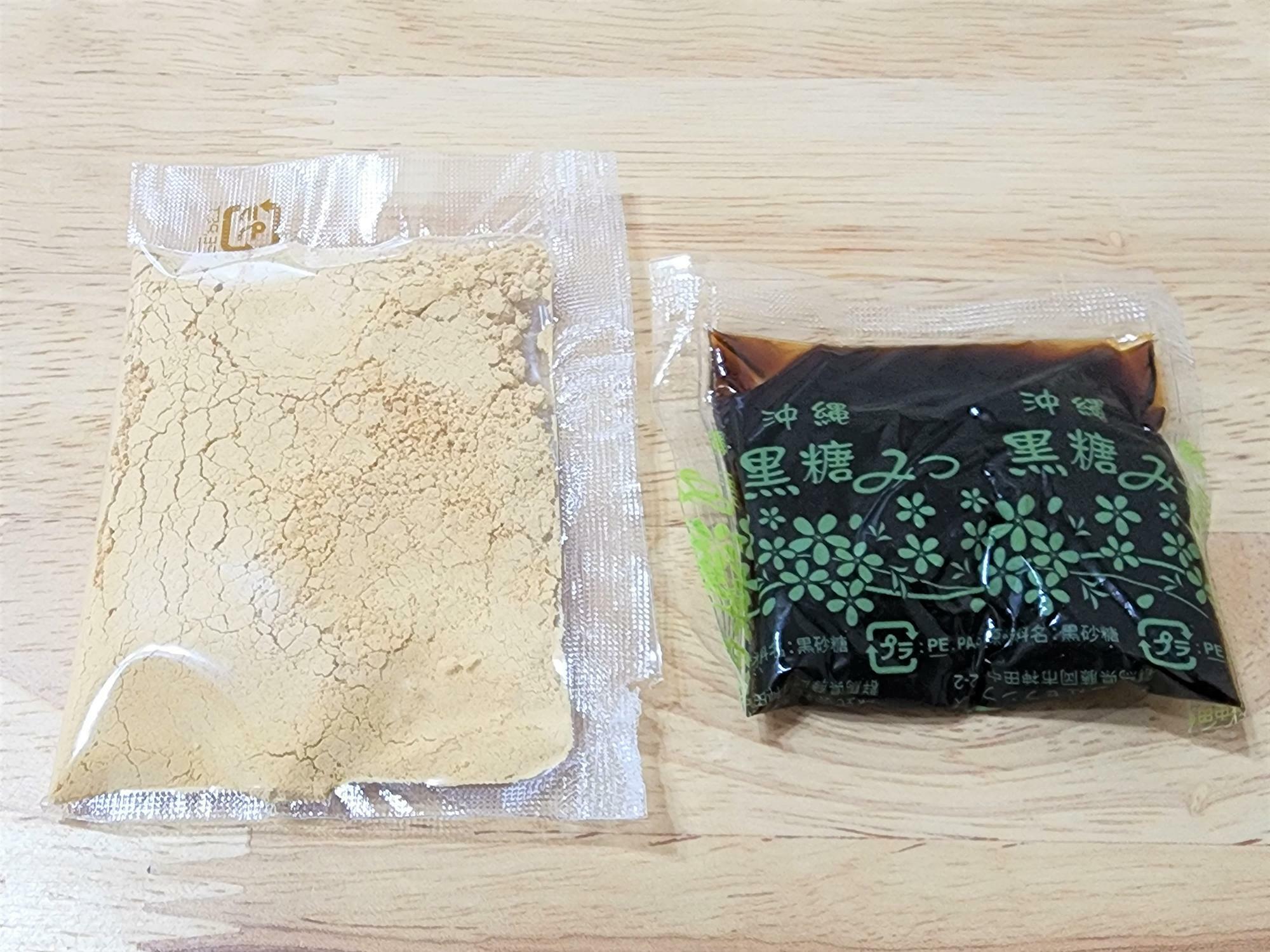 「京都利休の生わらび餅」の国産大豆を使用したきな粉と沖縄産サトウキビから作られた黒蜜。