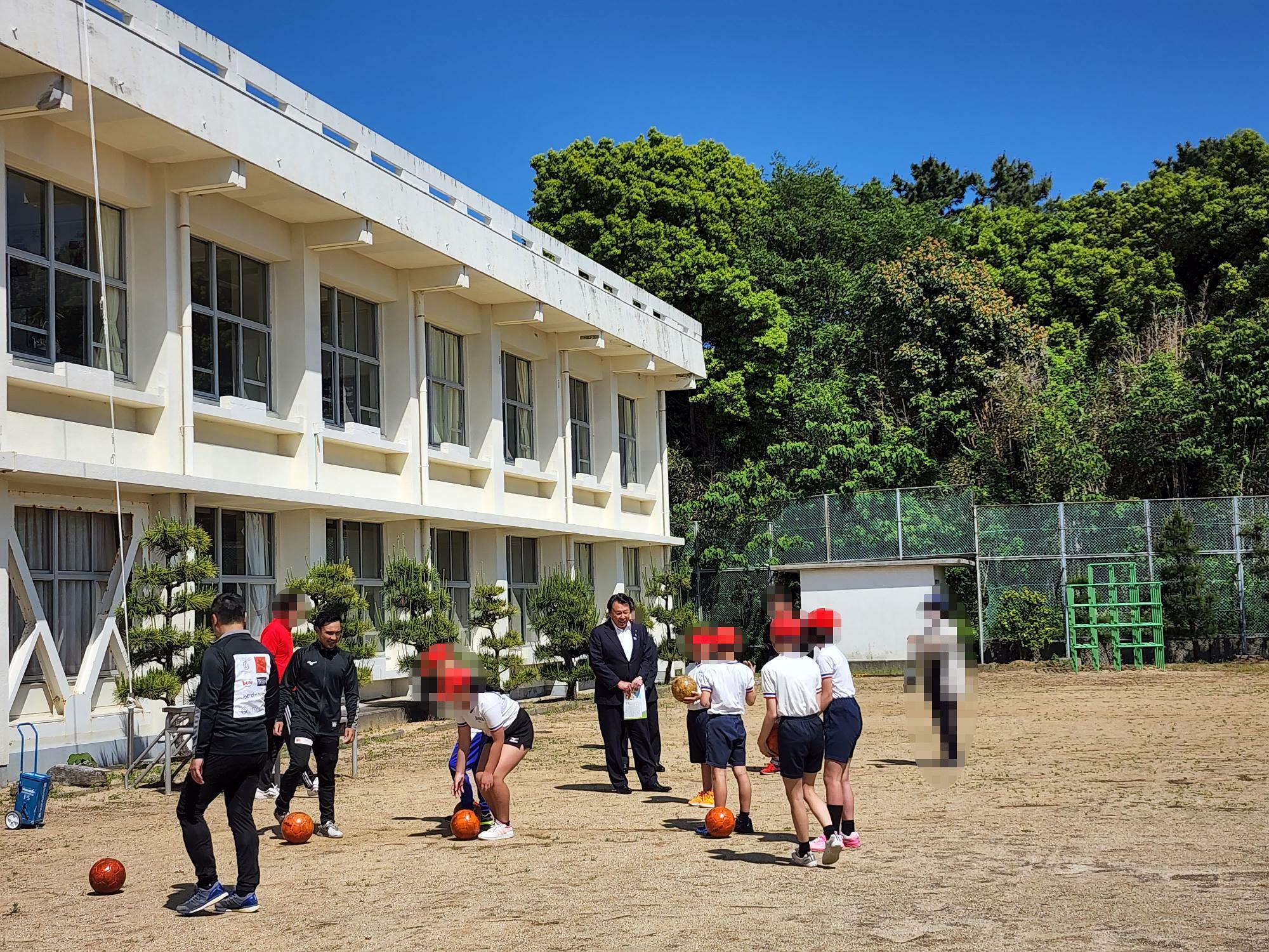 徳島県板野郡松茂町にある小規模校「長原小学校」での活動。中央は生徒たちにエールを送るため来校した松茂町長。