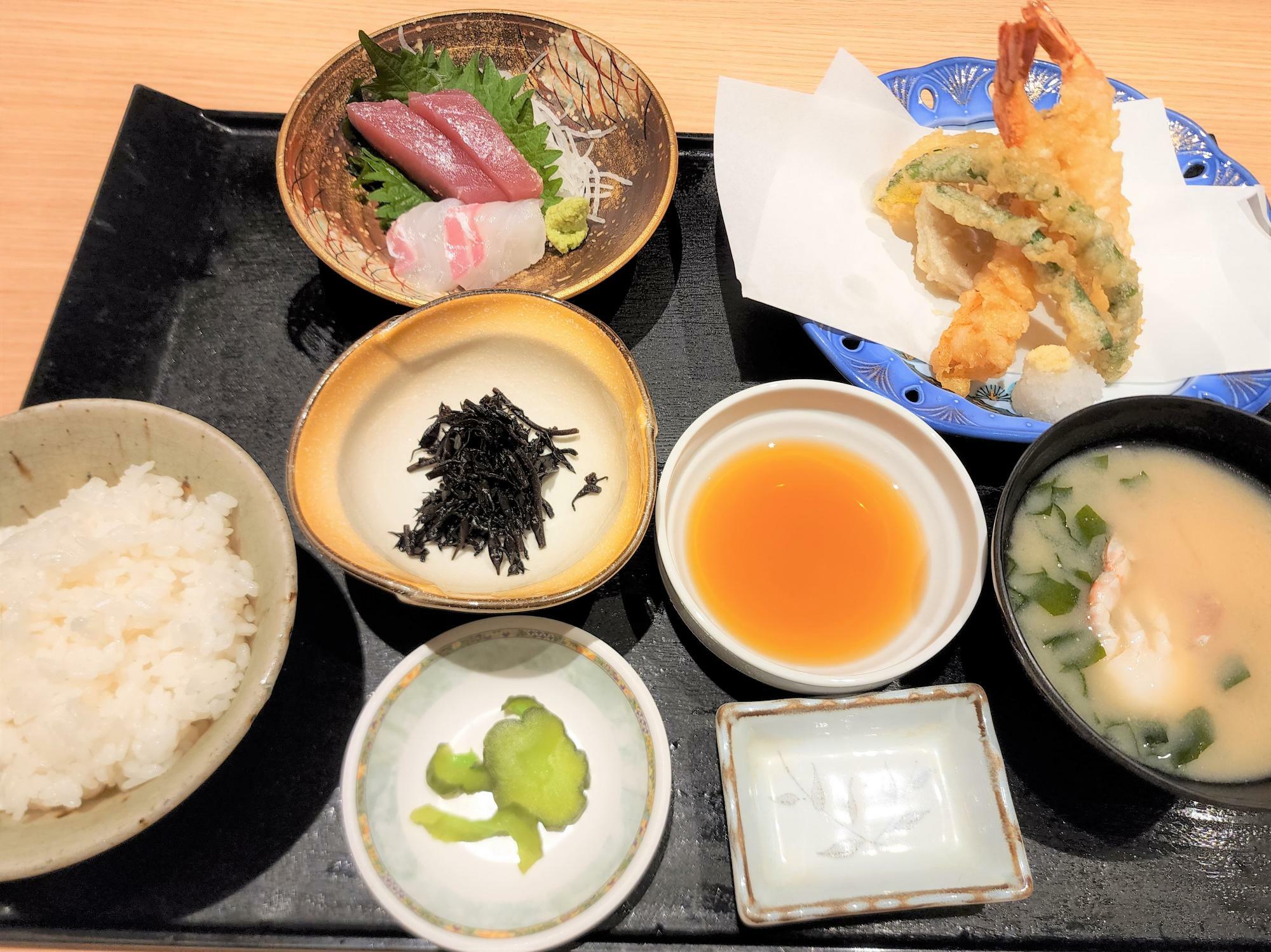 写真は、海鮮和貴定食（刺身+天ぷら＋小鉢＋漬け物）。刺身も天ぷらも付いて、税込1,000円以下！